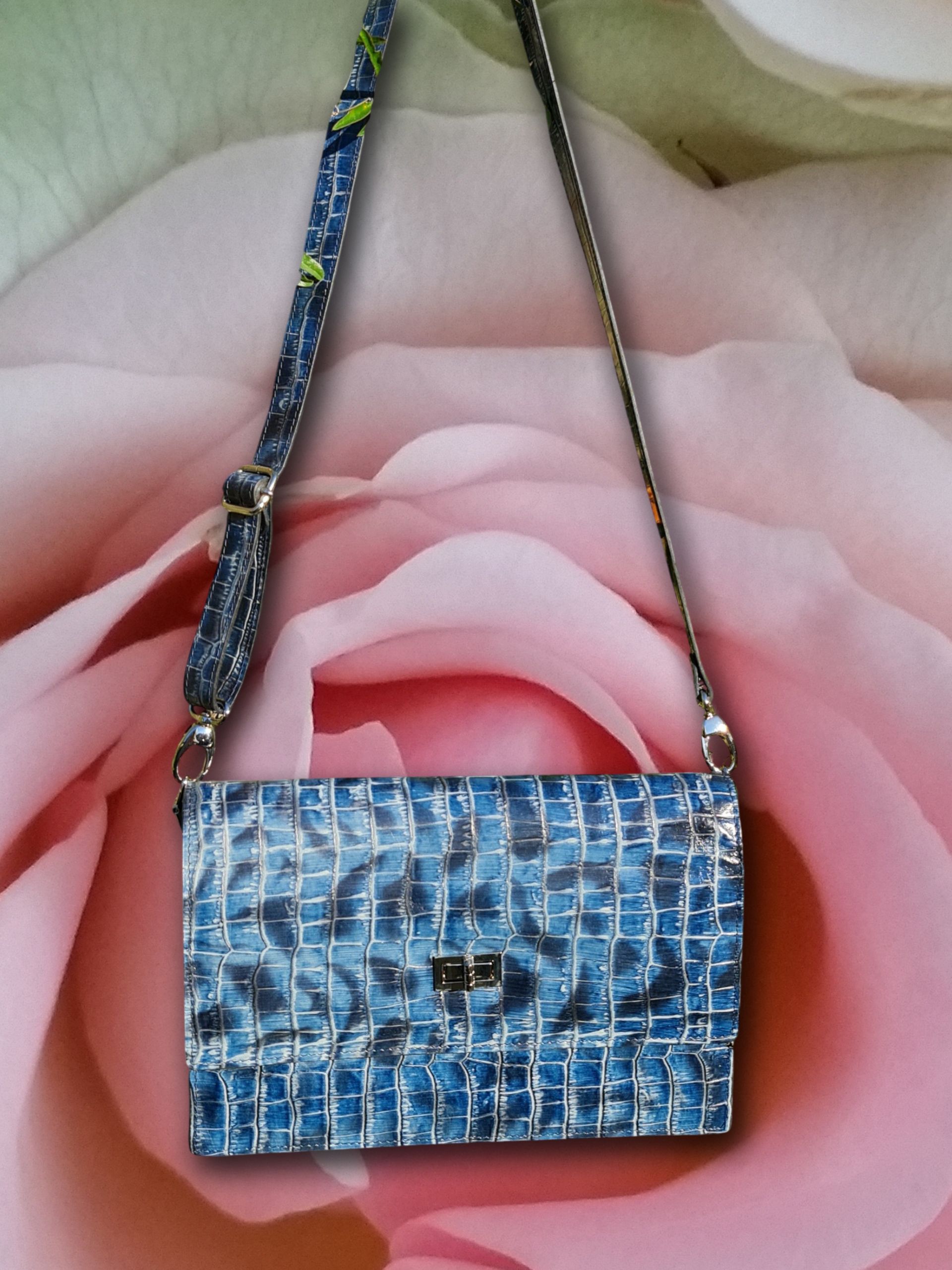 Leren clutch in kleur naar wens en uit te breiden met draagriem