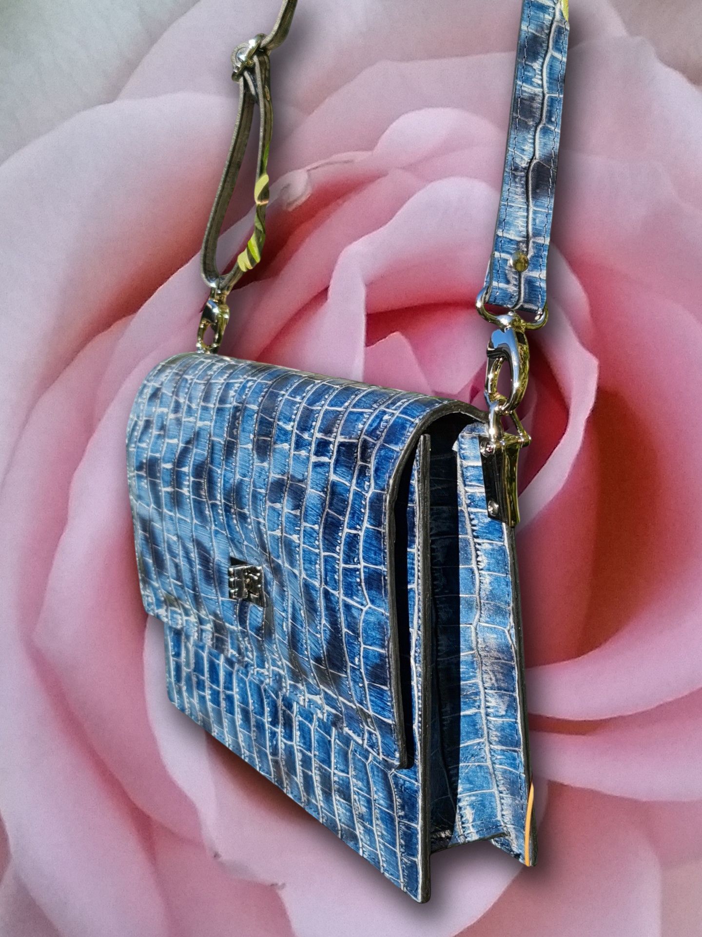 Leren clutch in kleur naar wens en uit te breiden met draagriem