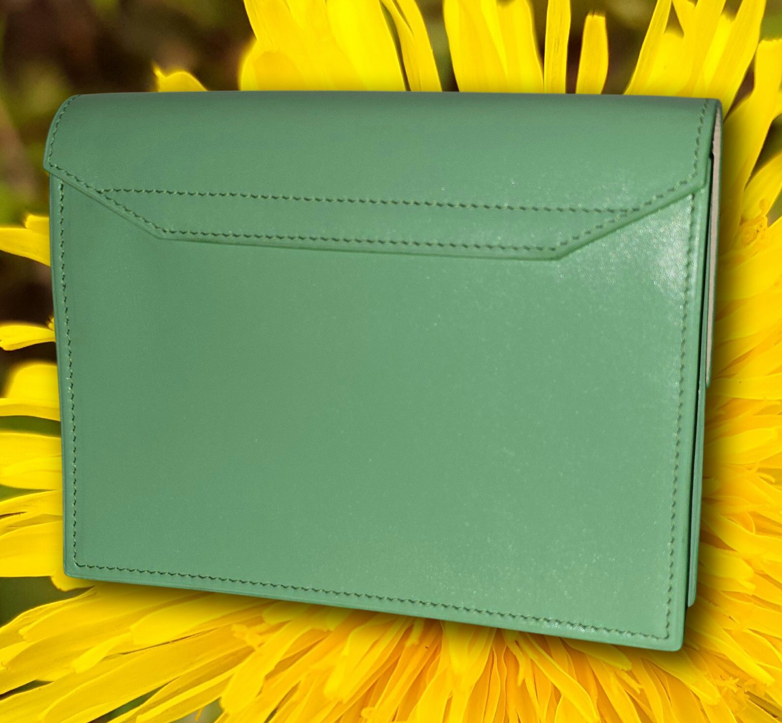 Leren clutch in kleur naar wens en uit te breiden met draagriem
