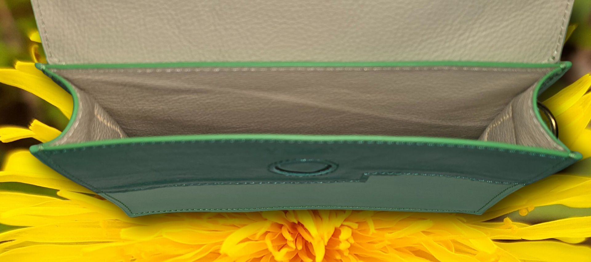 Leren clutch in kleur naar wens en uit te breiden met draagriem