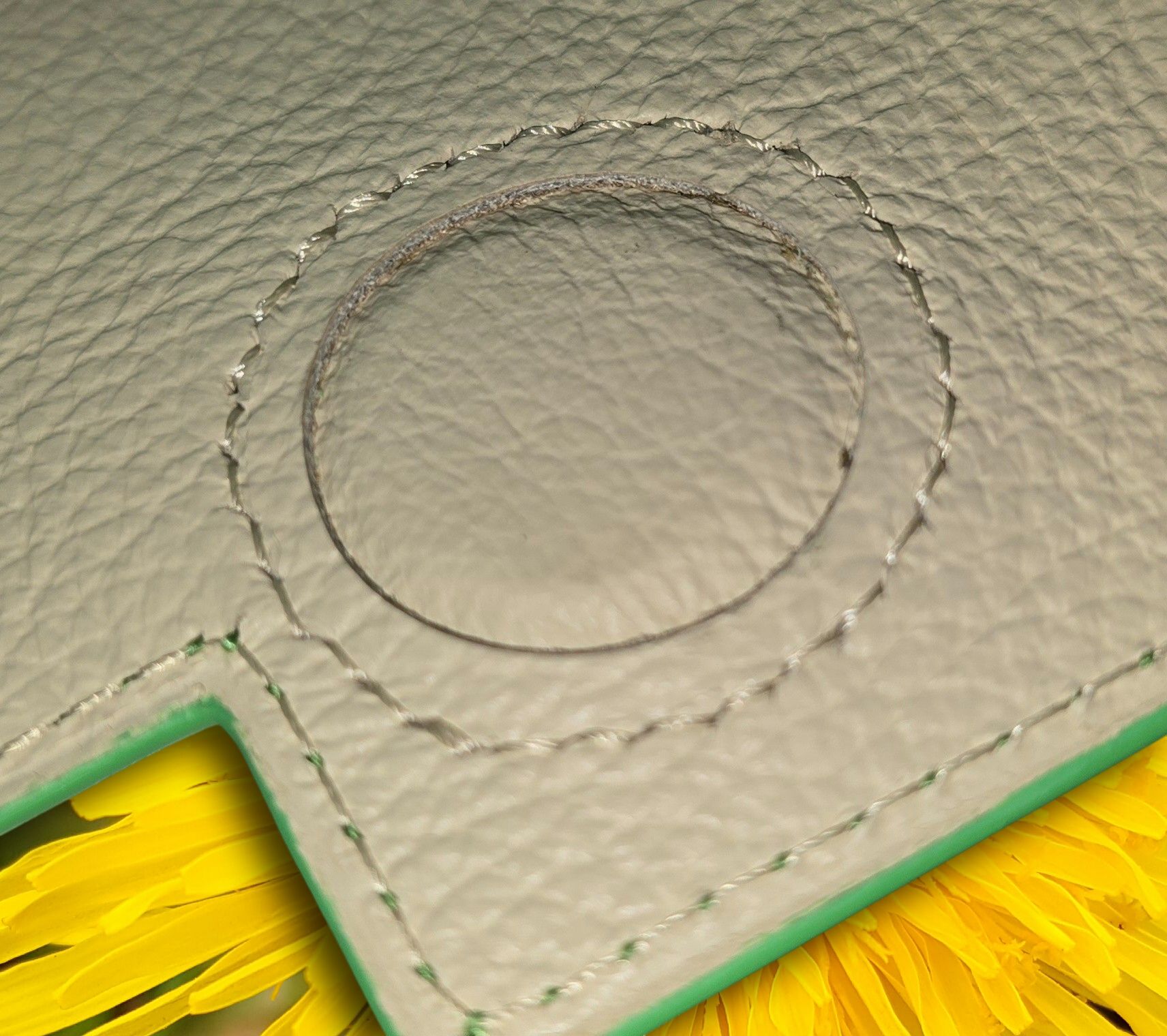 Leren clutch in kleur naar wens en uit te breiden met draagriem