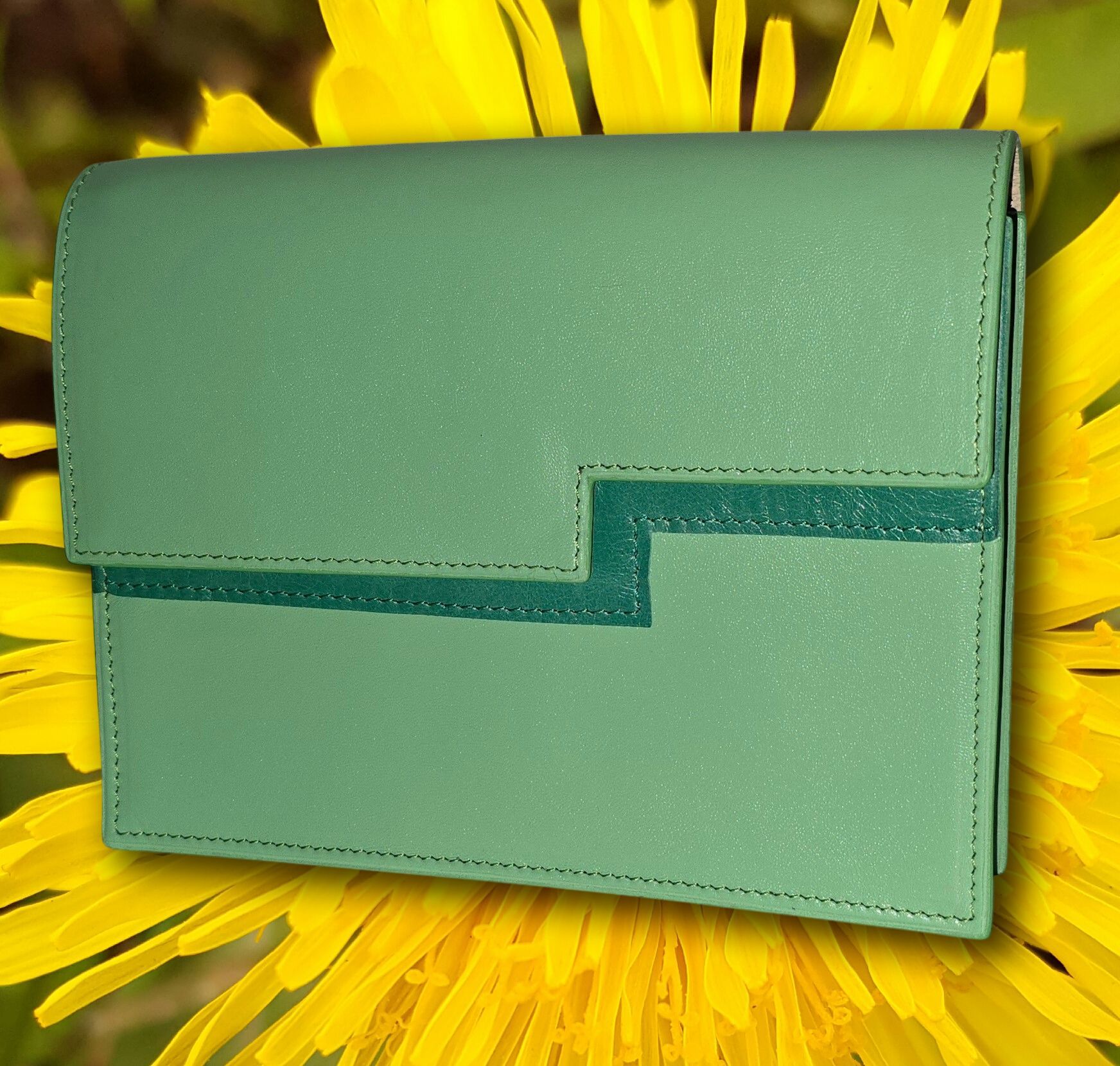 Leren clutch in kleur naar wens en uit te breiden met draagriem