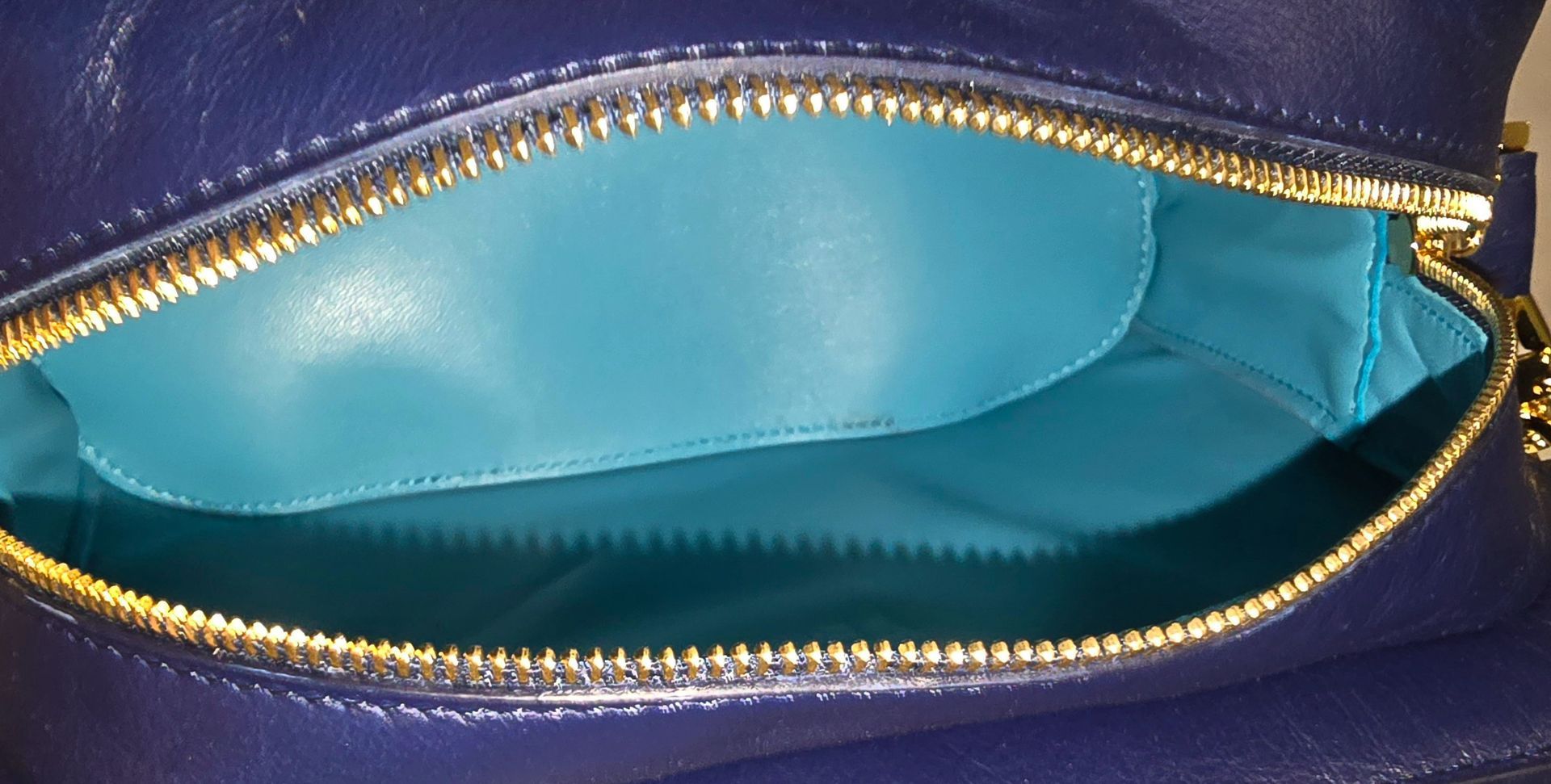 Blauwe leren damestas met turqoise voering