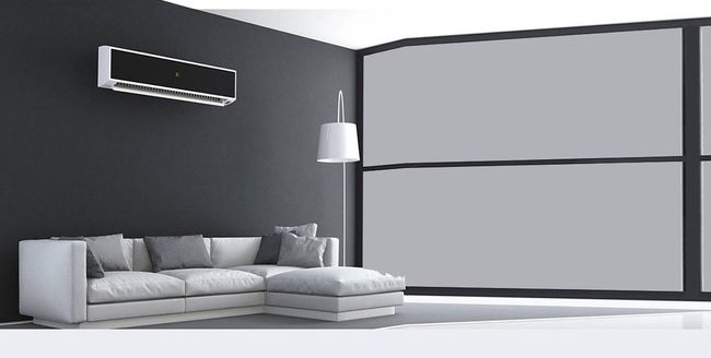 Una sala de estar con sofá, aire acondicionado y grandes ventanales.