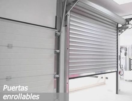 Puertas enrollables grises cerradas en un pasillo industrial, con la etiqueta “Puertas enrollables”.