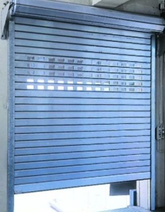 Persiana metálica azul enrollable cerrada en la entrada de una tienda.