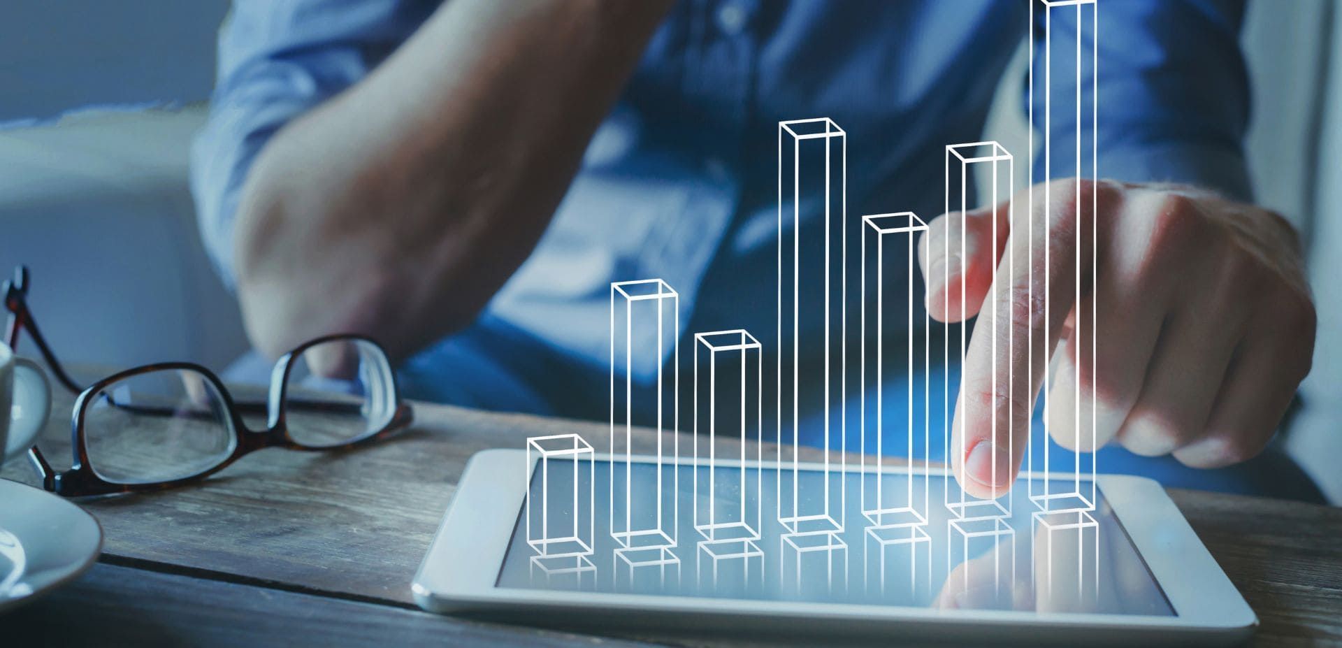 Export Manager analizza su un tablet i dati di mercato con un grafico a barre