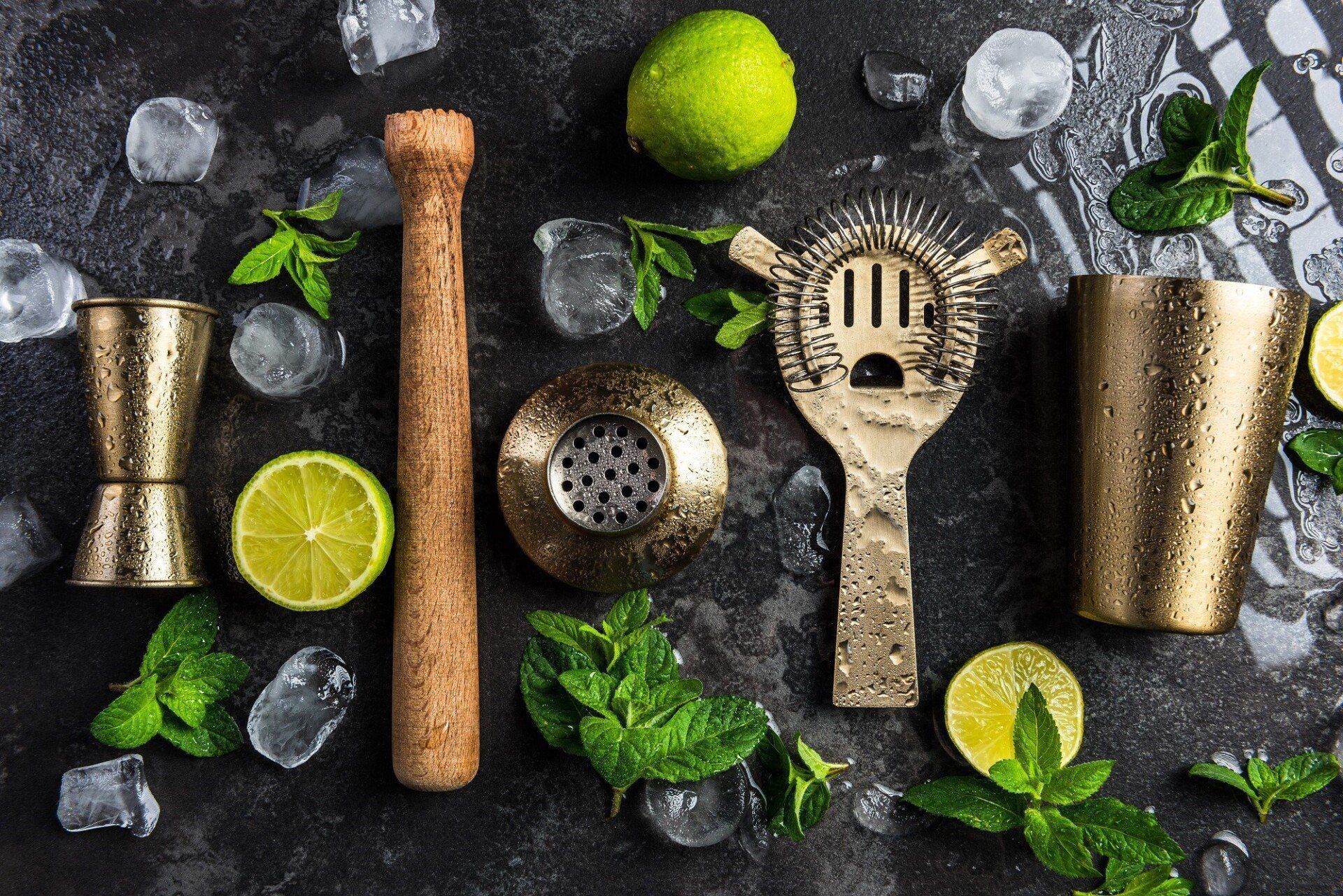 Coctelera, mortero y resto de herramientas de un barman profesional