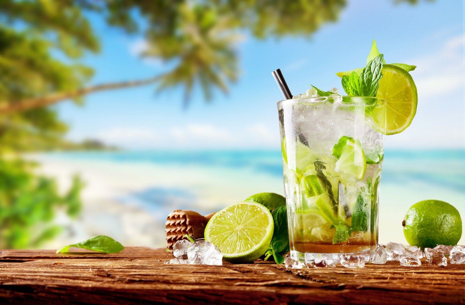 Vaso de Mojito Cubano en una playa caribeña