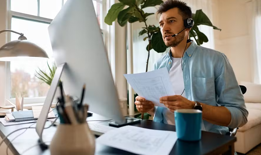 Homem sentado olhando para o pc .