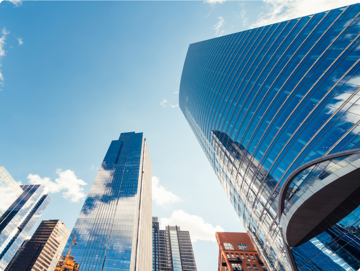 olhando para uma fileira de edifícios altos em uma cidade.