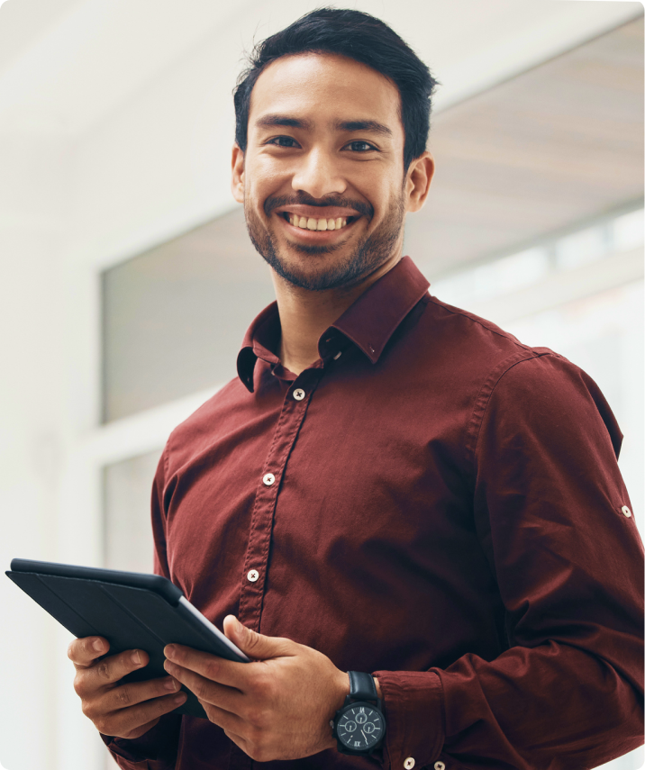 Empreendedor com ipad sorrindo Empreendedor com ipad sorrindo