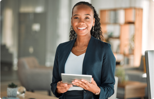 uma mulher de terno está segurando um tablet e sorrindo.