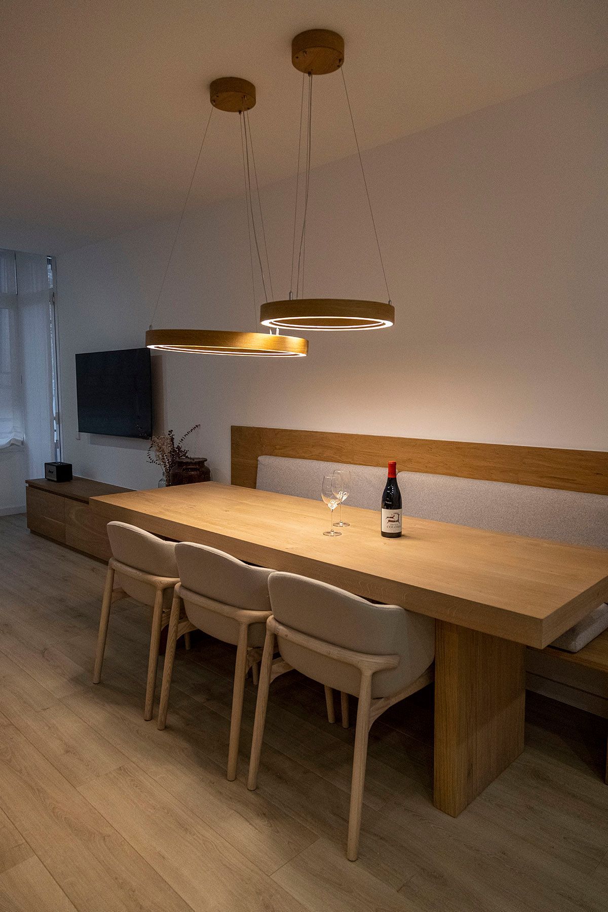 Hay una botella de vino sobre la mesa del comedor. Fotografia Emfasi Estudi Andorra.