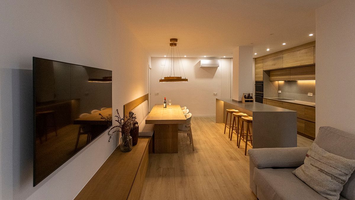 Fotografia Emfasi Estudi Andorra. Un salón con sofá , mesa y televisión. Fotografía de interiorismo.