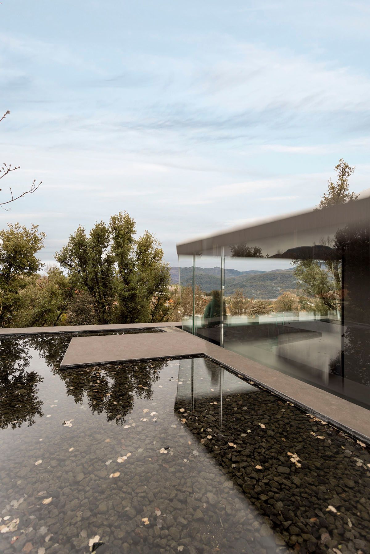 Fotografia Emfasi Estudi Andorra. Una casa moderna con una gran piscina frente a ella.