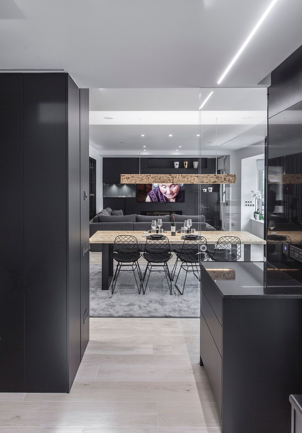 Una cocina con mesa de comedor y sillas. Fotografia Emfasi Estudi Andorra y Barcelona.