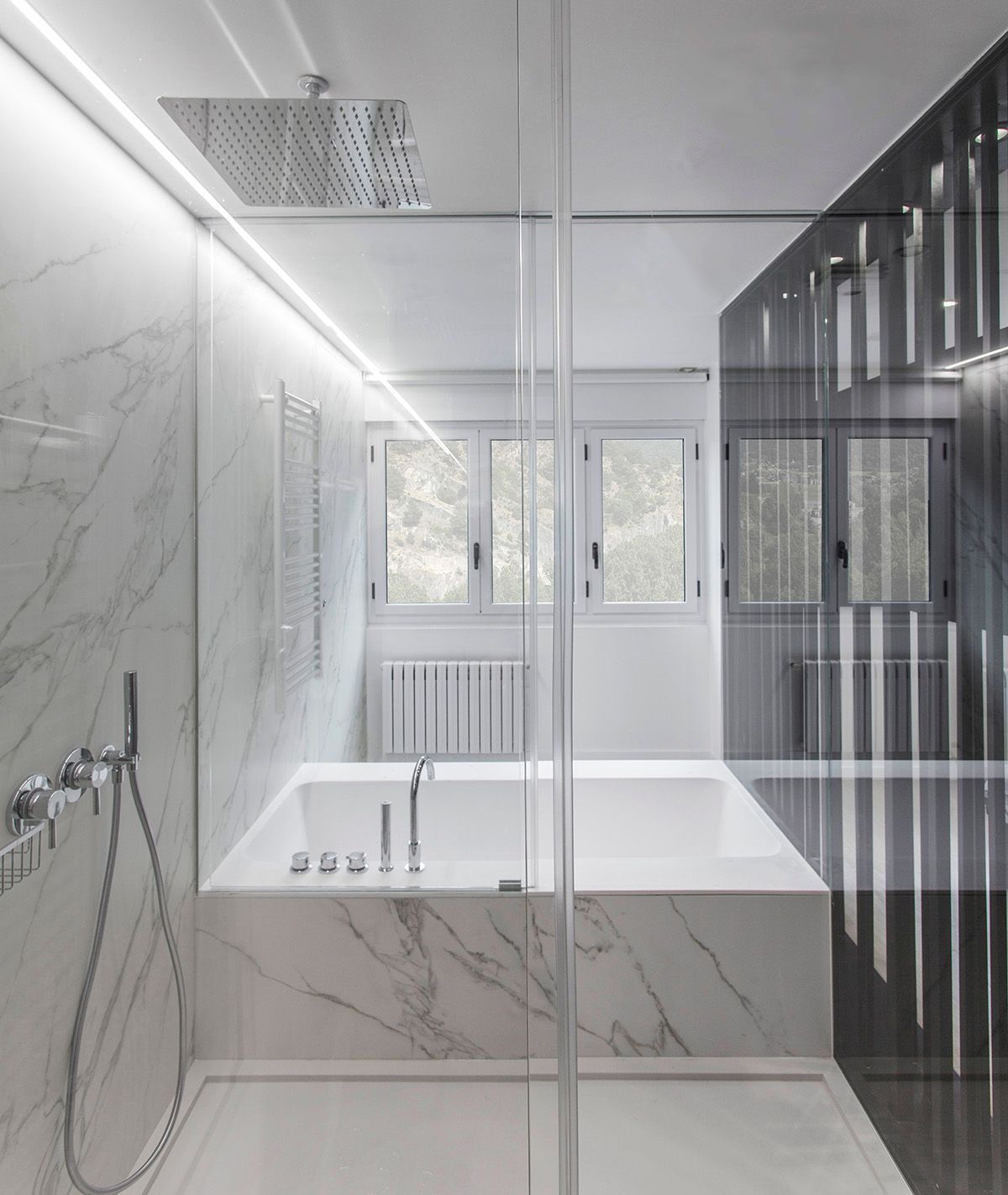 Un baño con bañera y cabina de ducha. Fotografia Emfasi Estudi Andorra y Barcelona.