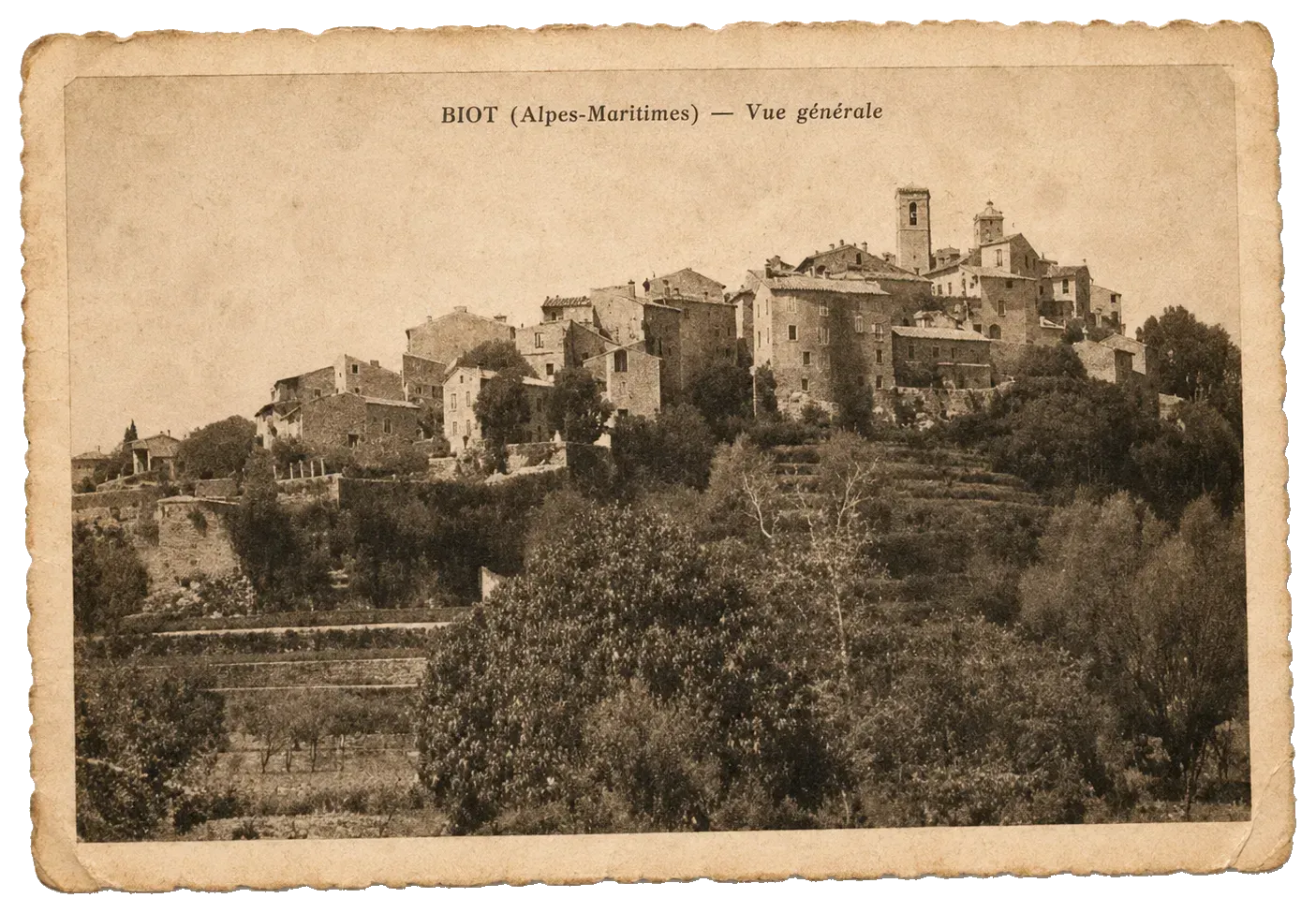 Carte postale sépia d'un village perché sur une colline, avec des bâtiments en pierre et une tour dominant les arbres