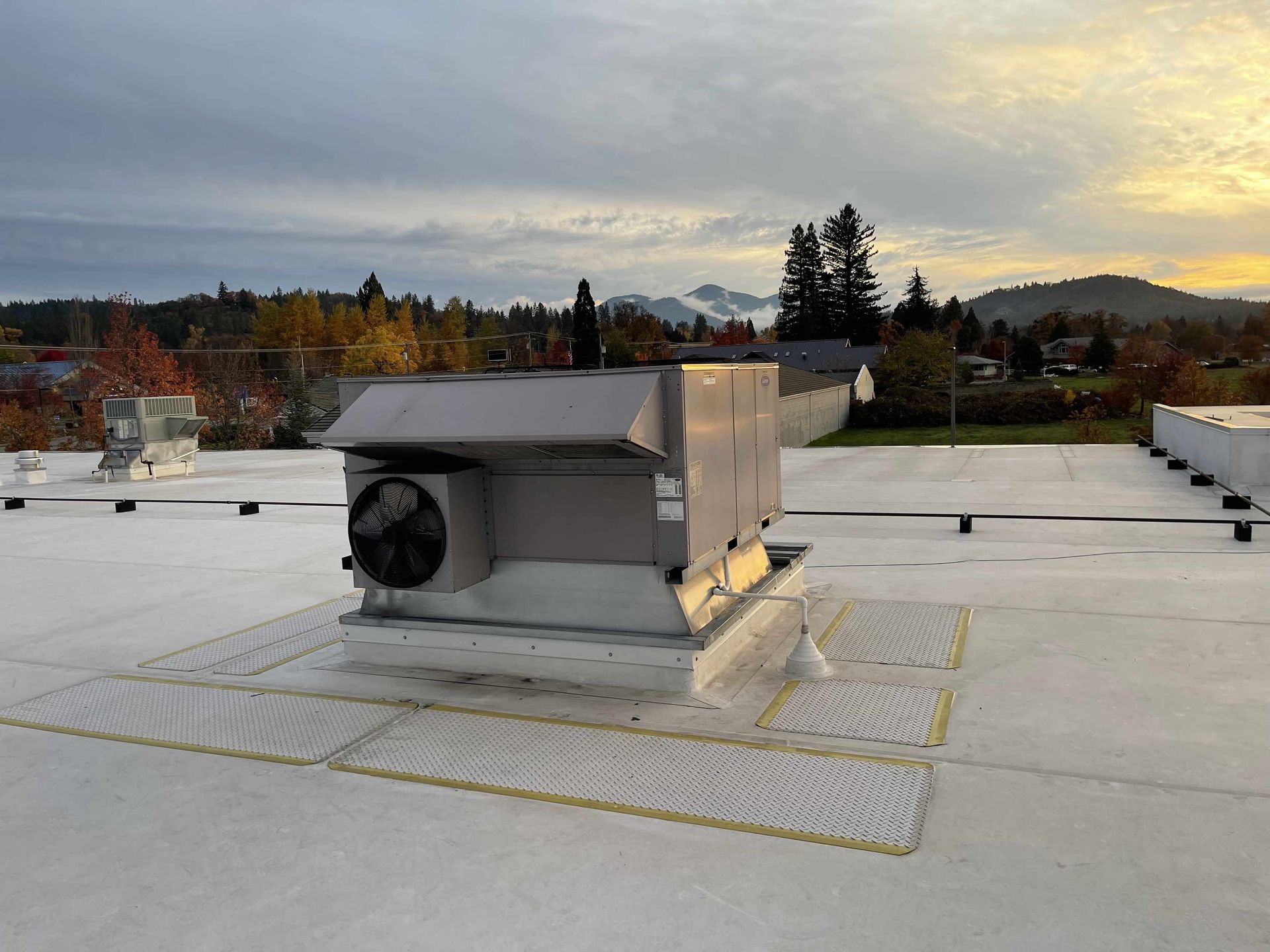 New commercial cooling system and chiller in Southern Oregon business facility