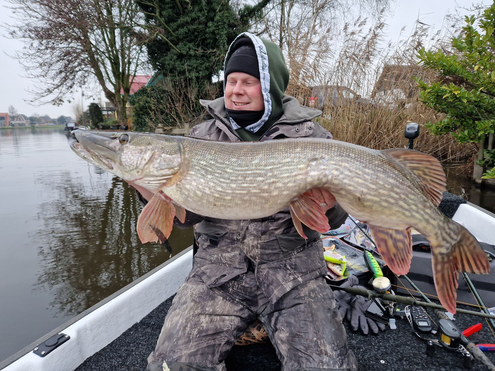 Ingezonden foto van Timmerwerken met een snoek, gevangen vanuit een boot