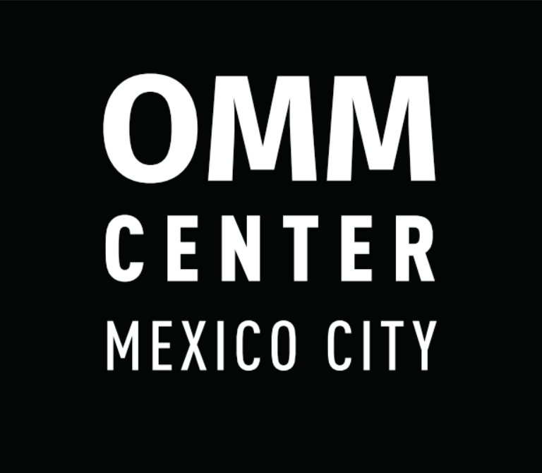 Logotipo del centro omm de la ciudad de mexico sobre fondo negro