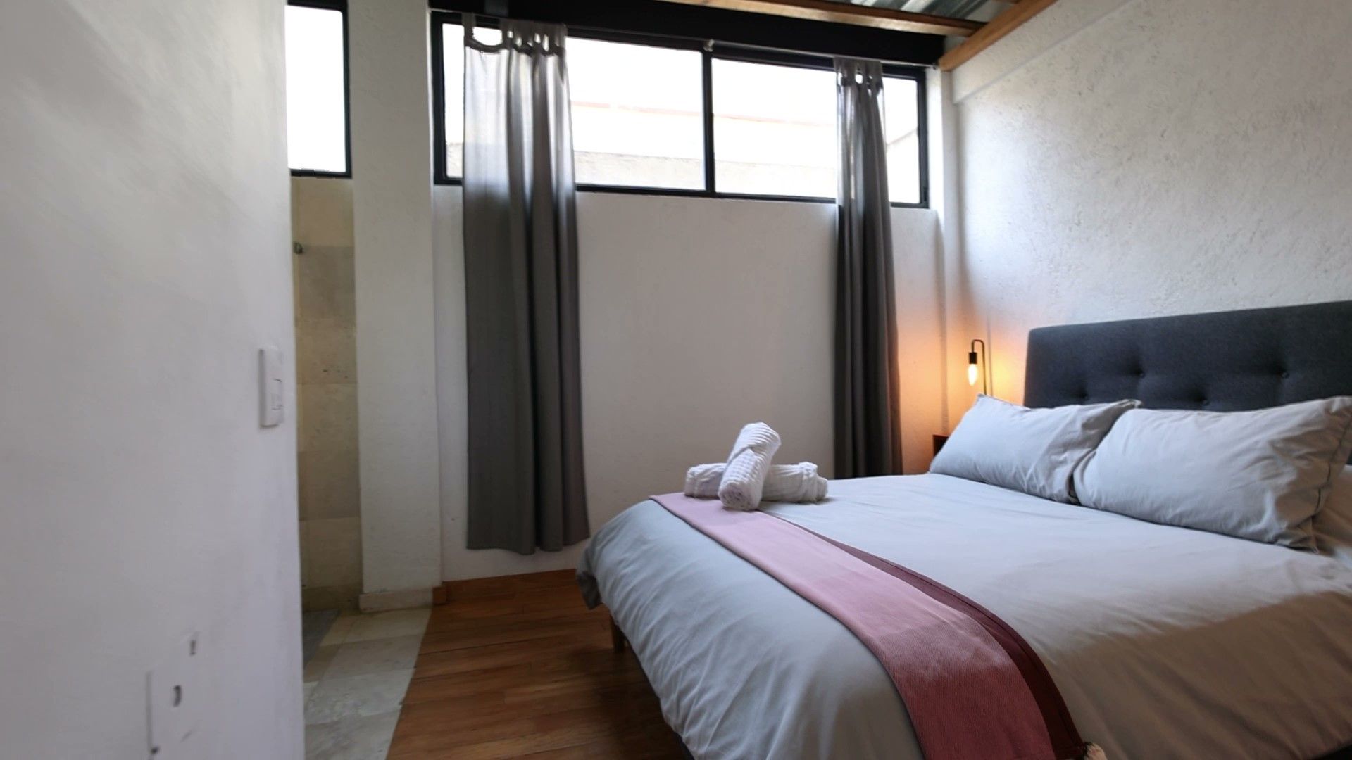 Un dormitorio con una cama tamaño king y una ventana.