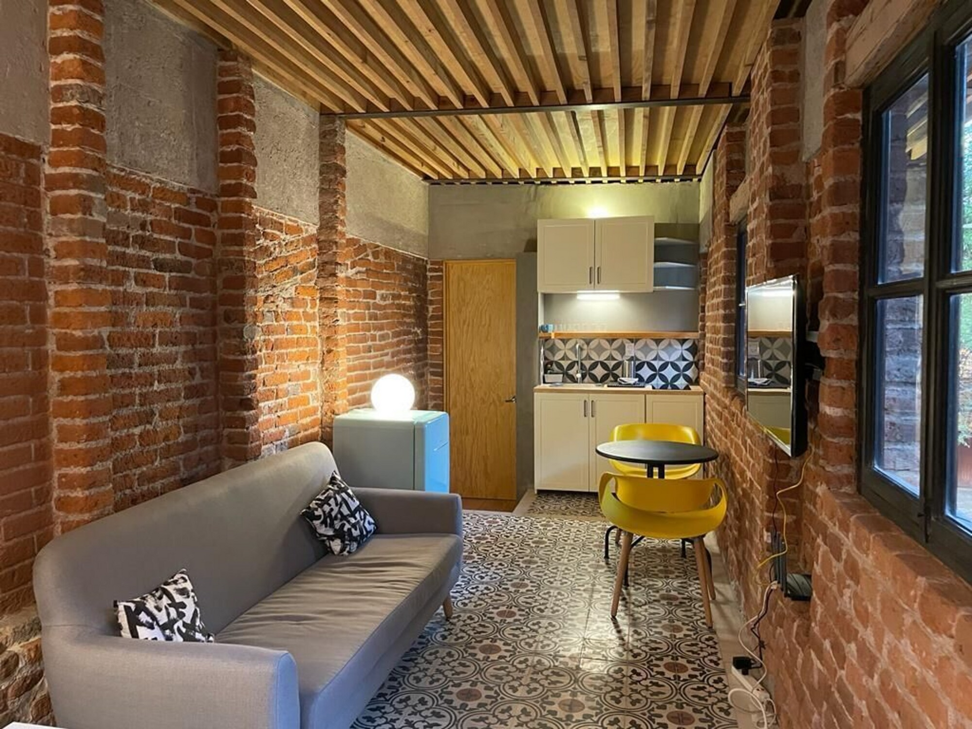 Una sala de estar con un sofá y una mesa.