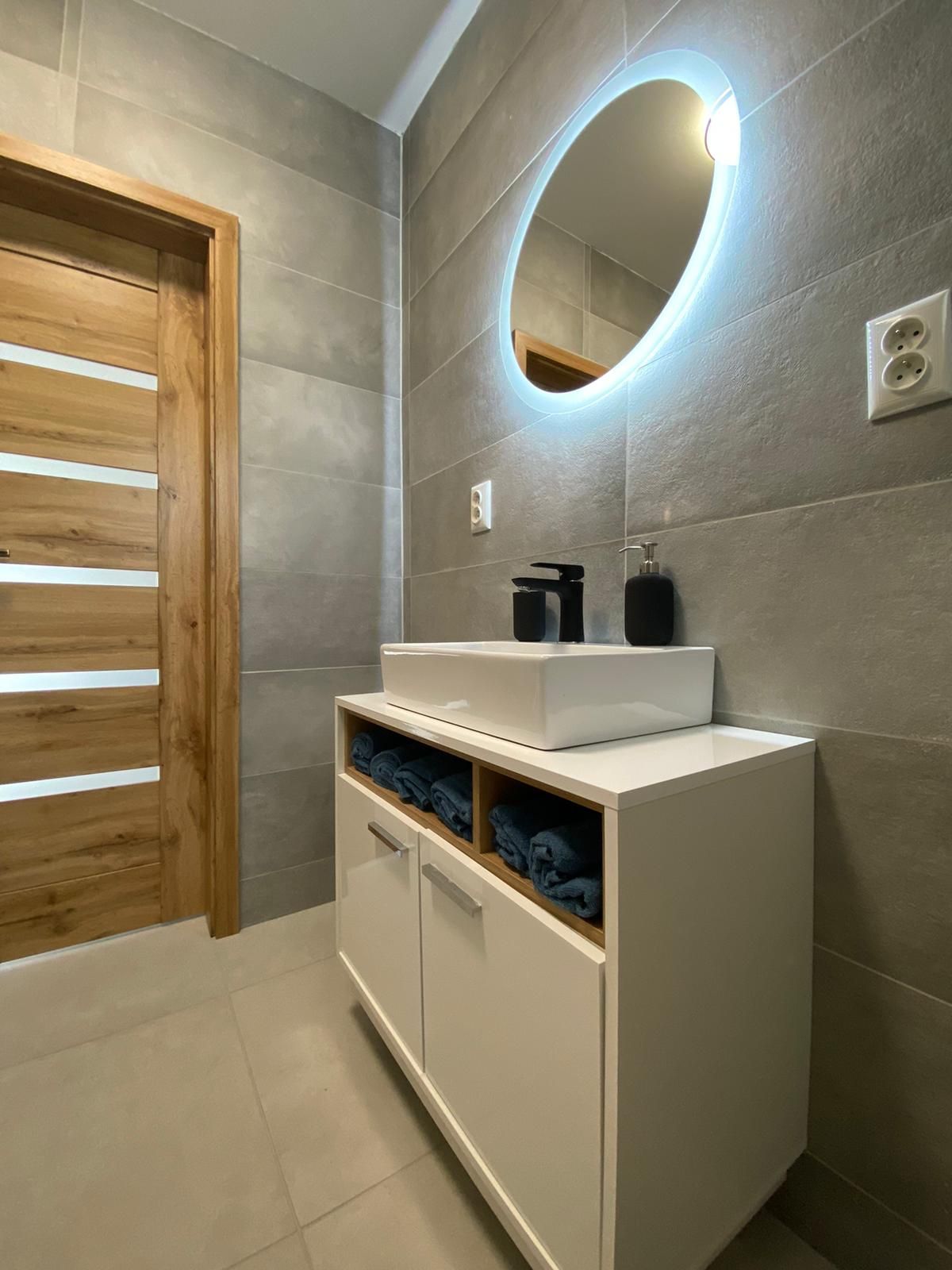 Kúpeľňa v apartmáne 1 - záber na umývadlo