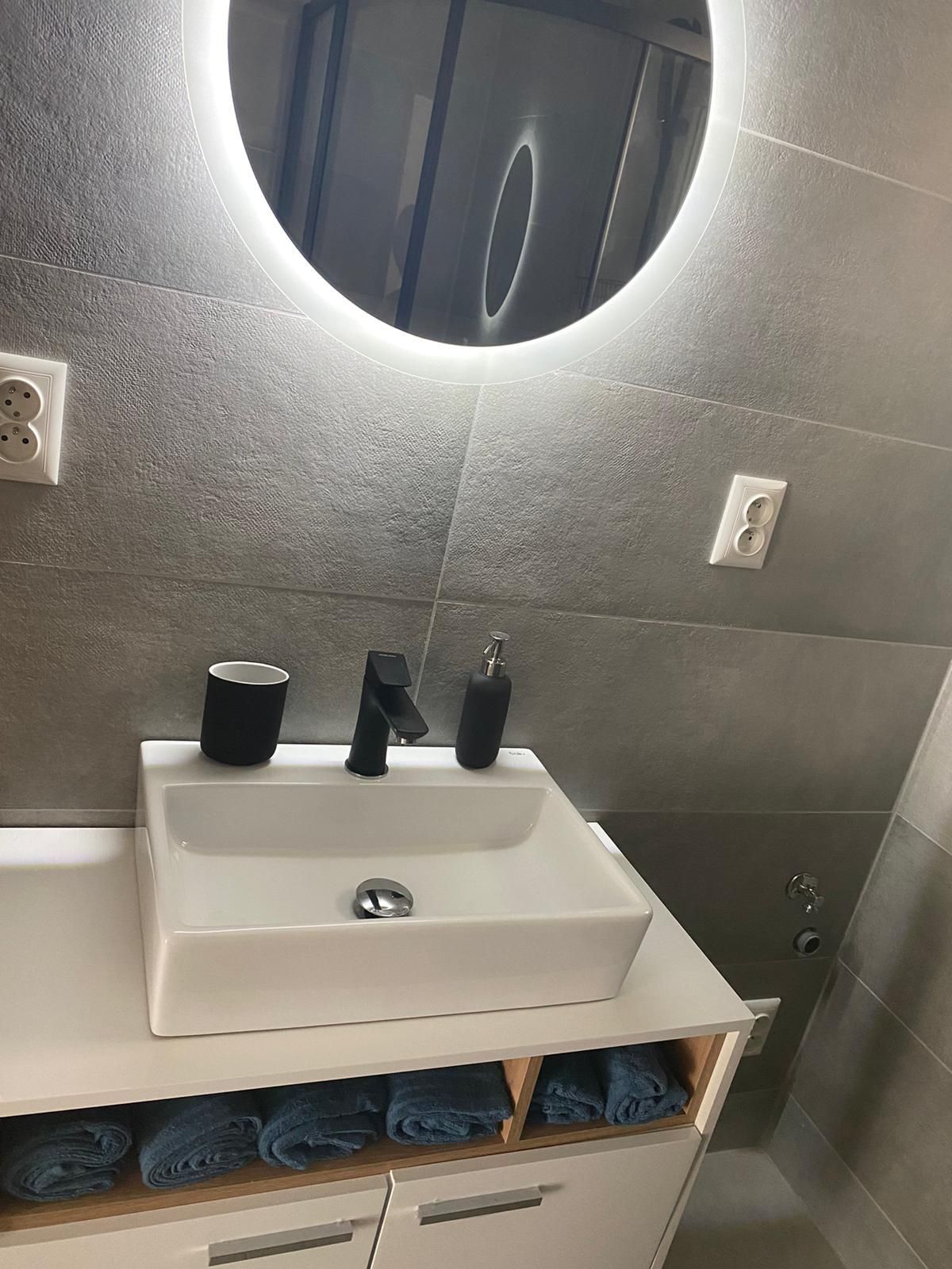 Kúpeľňa v apartmáne 1 - záber na unývadlo