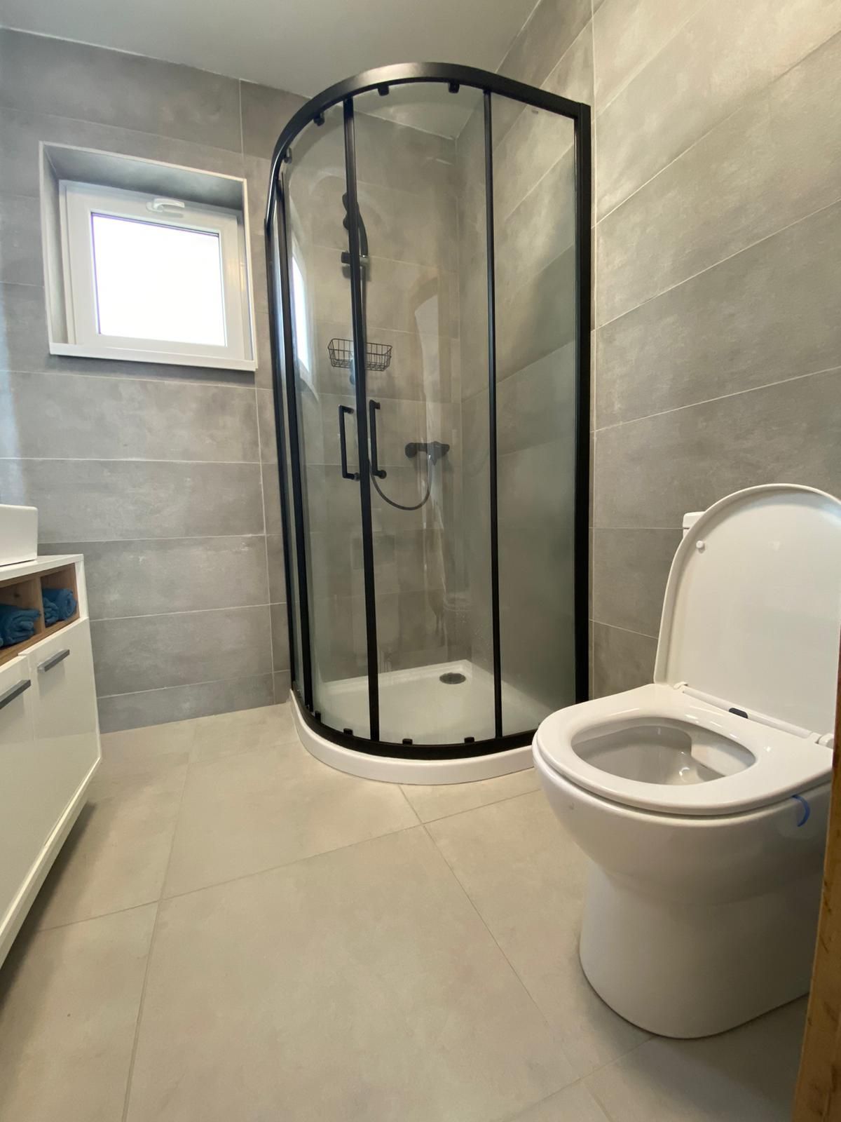 Kúpeľňa v apartmáne 1 - záber na sprchu