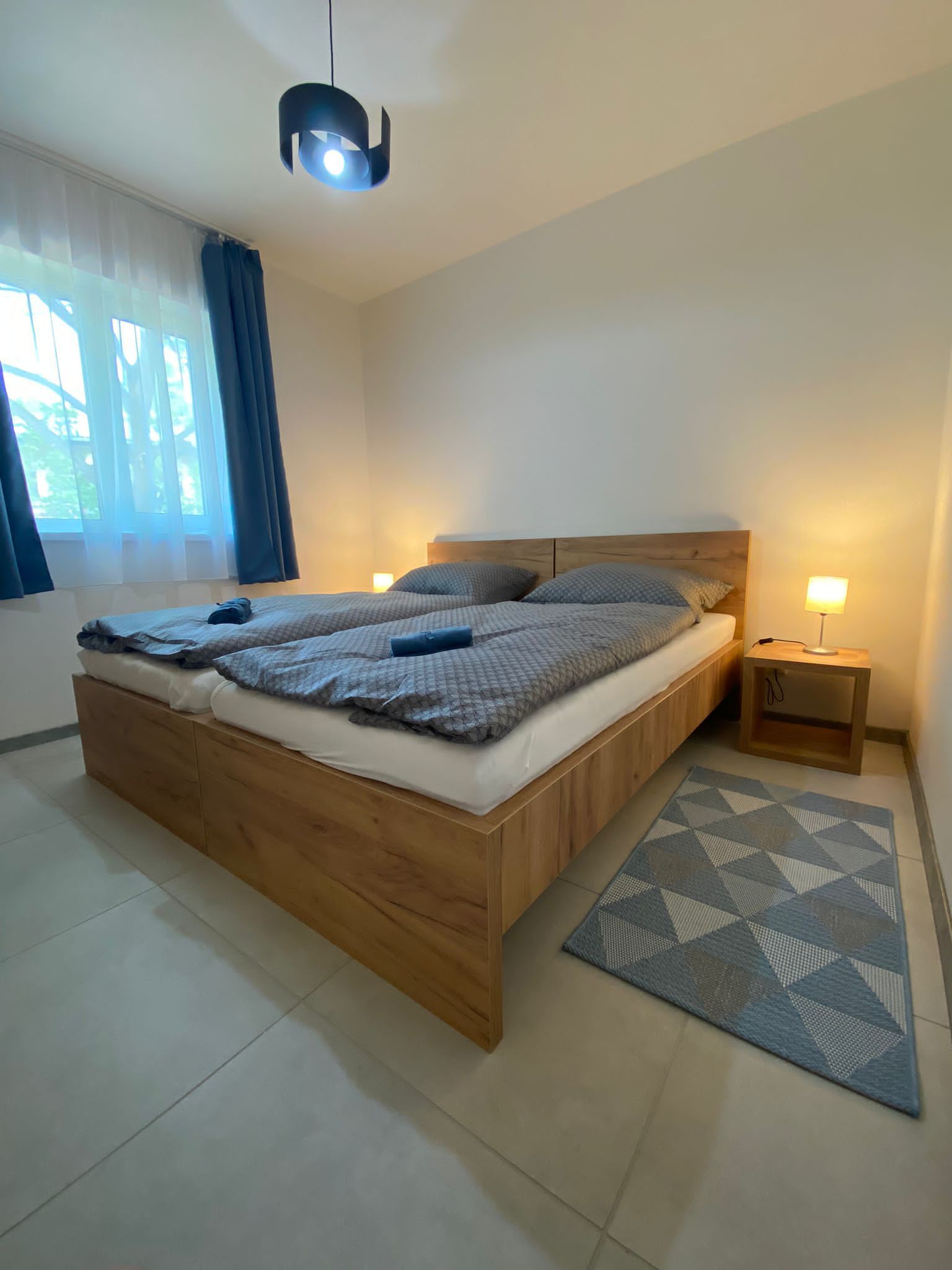 Manželská posteľ v apartmáne 1