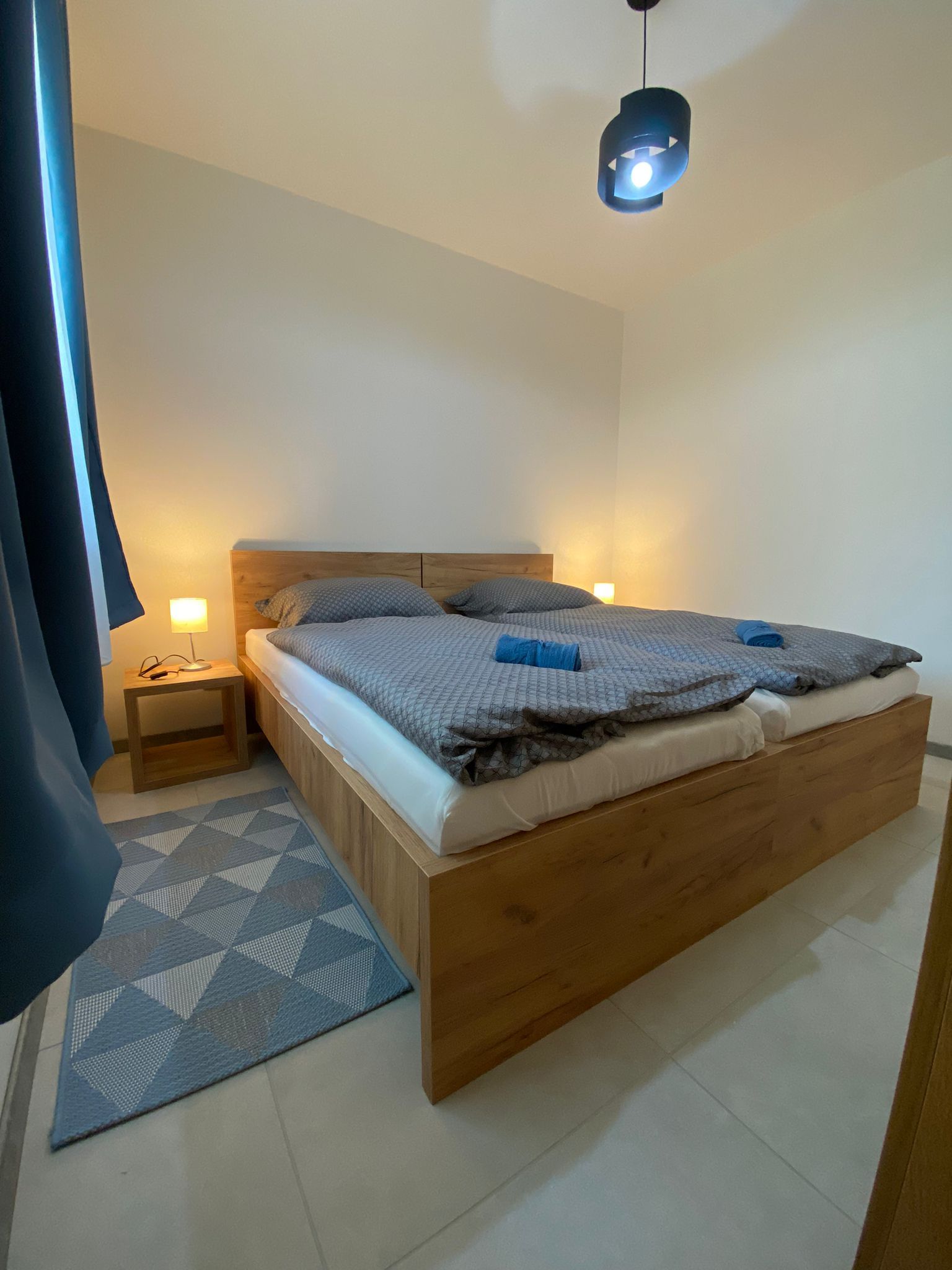 Manželská posteľ v apartmáne 1
