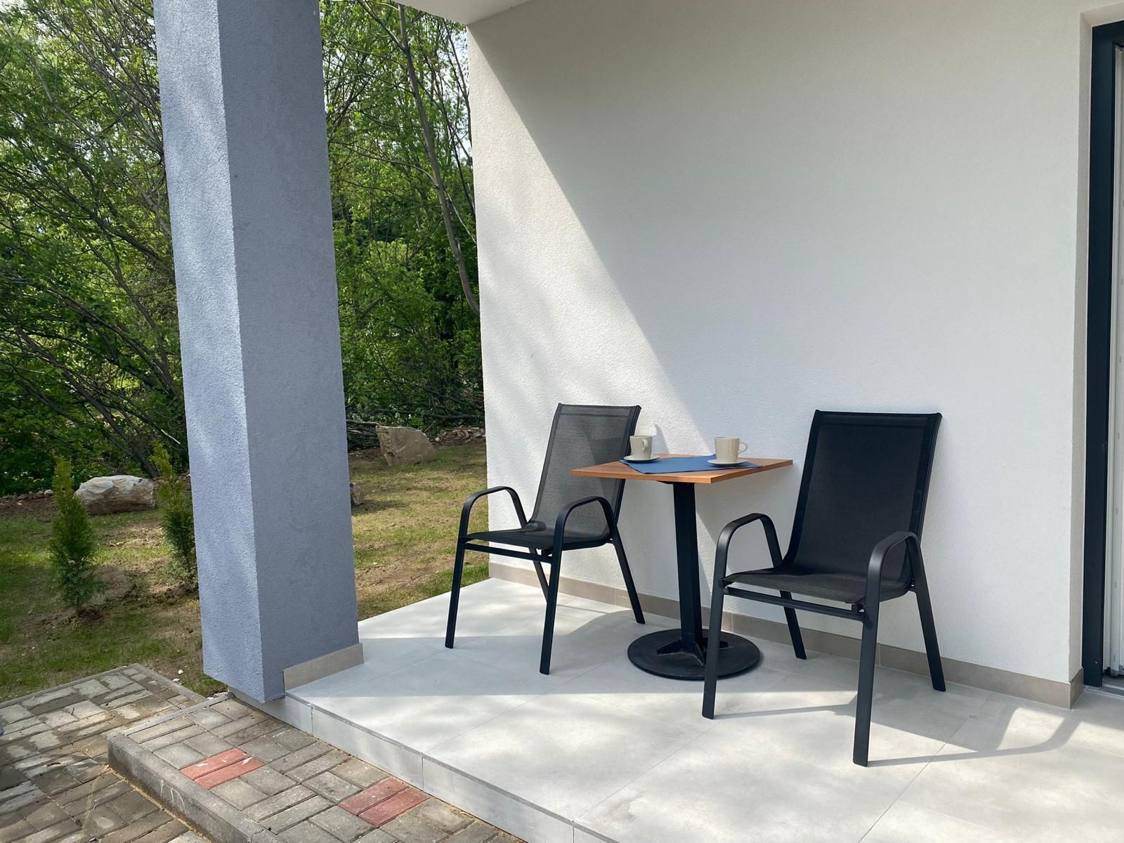 Vonkajšie posedenie apartmánu 1