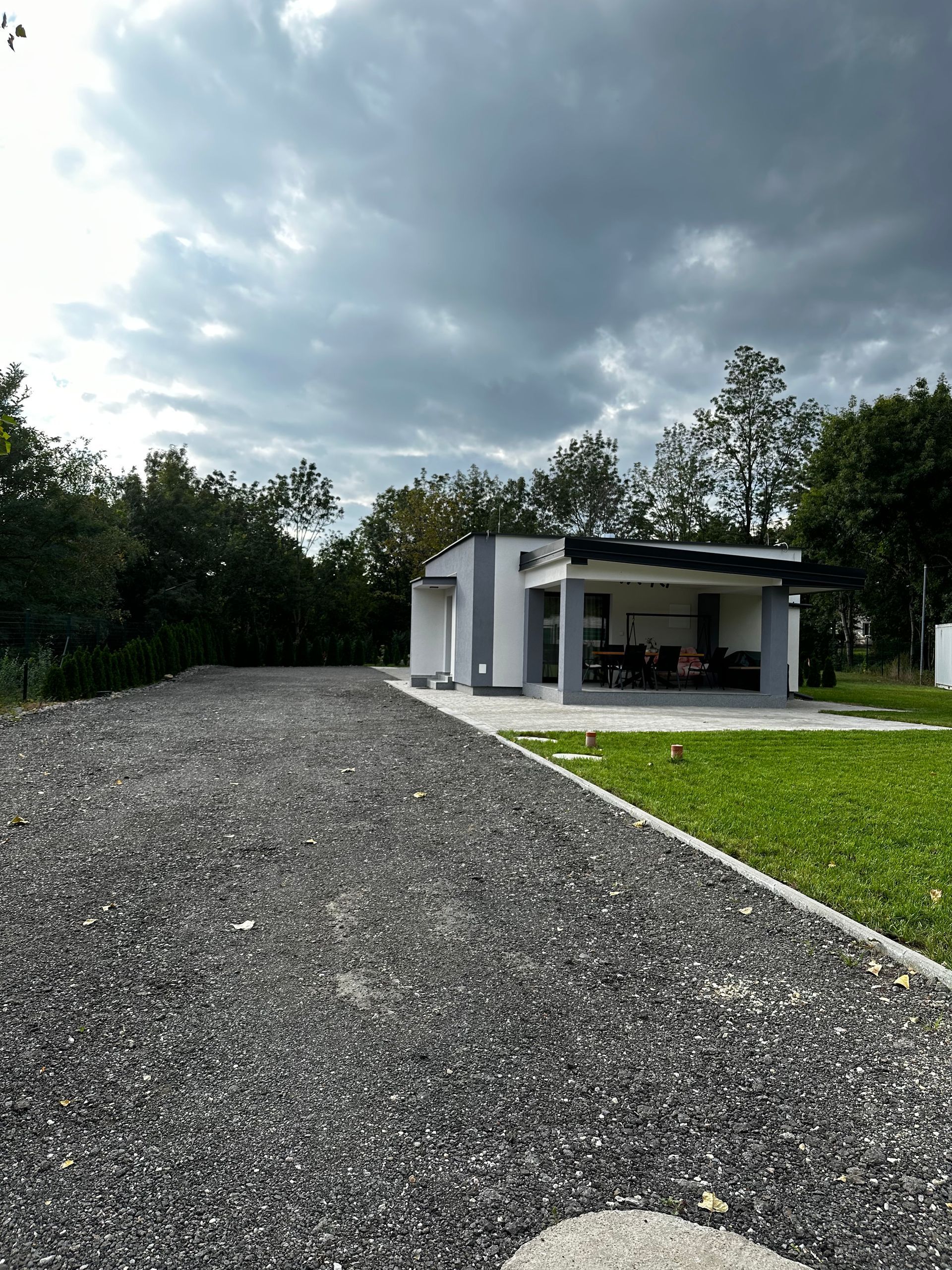 Príjazdová cesta k apartmánom