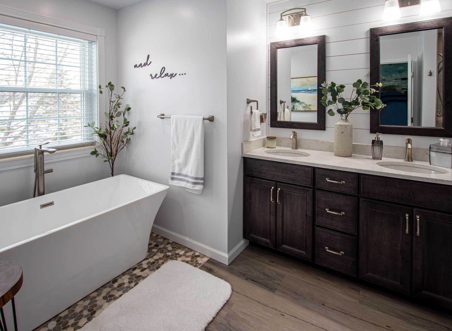 A bathroom with two sinks and a bathtub.
