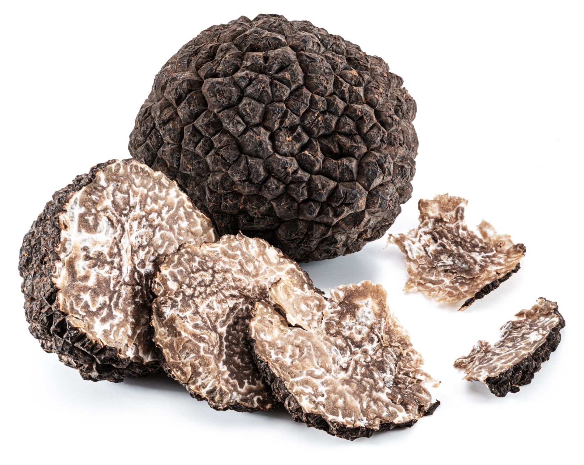 Whole black truffles with sliced pieces
