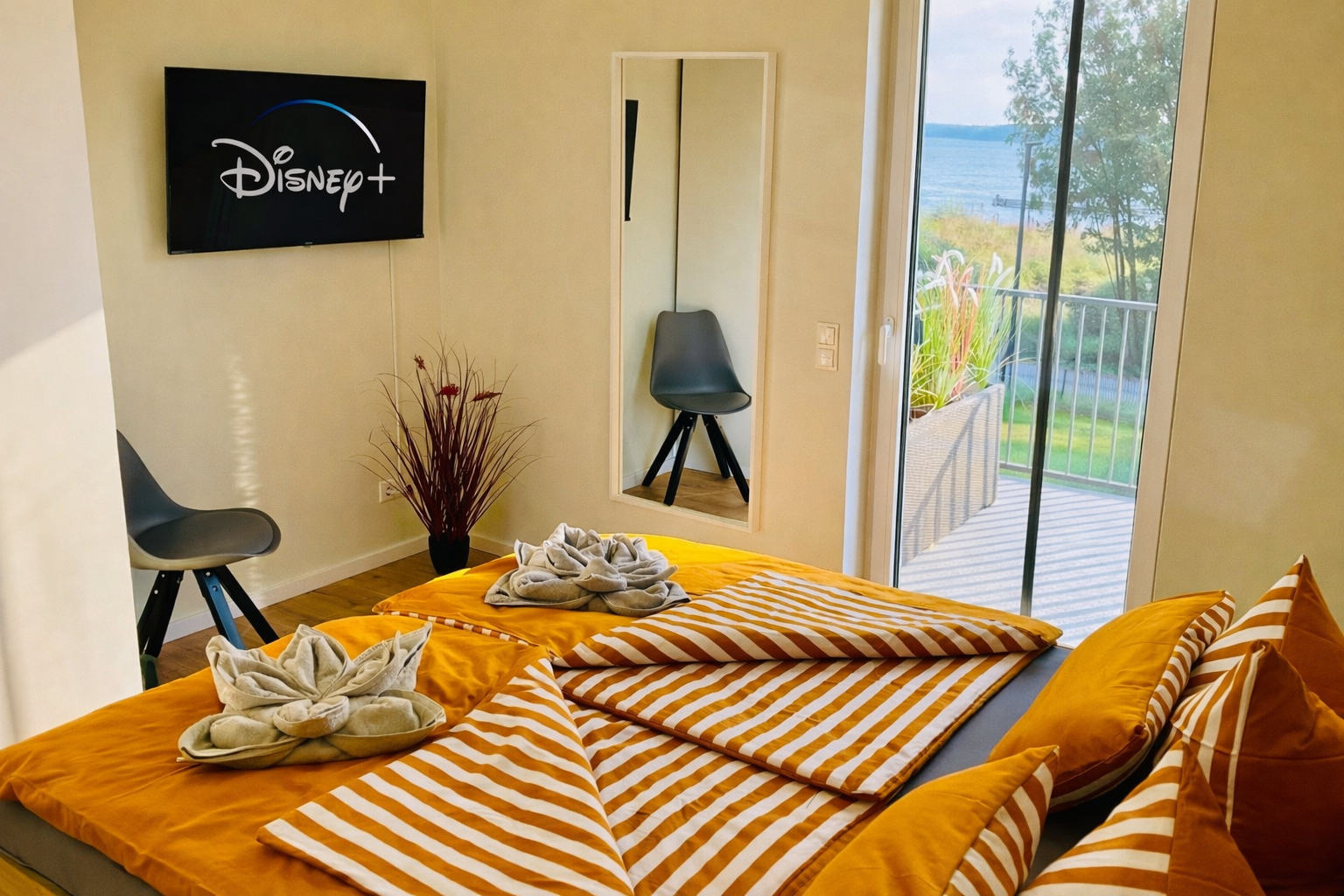 Schlafzimmer mit Smart-TV Netflix Disney+ RTL+