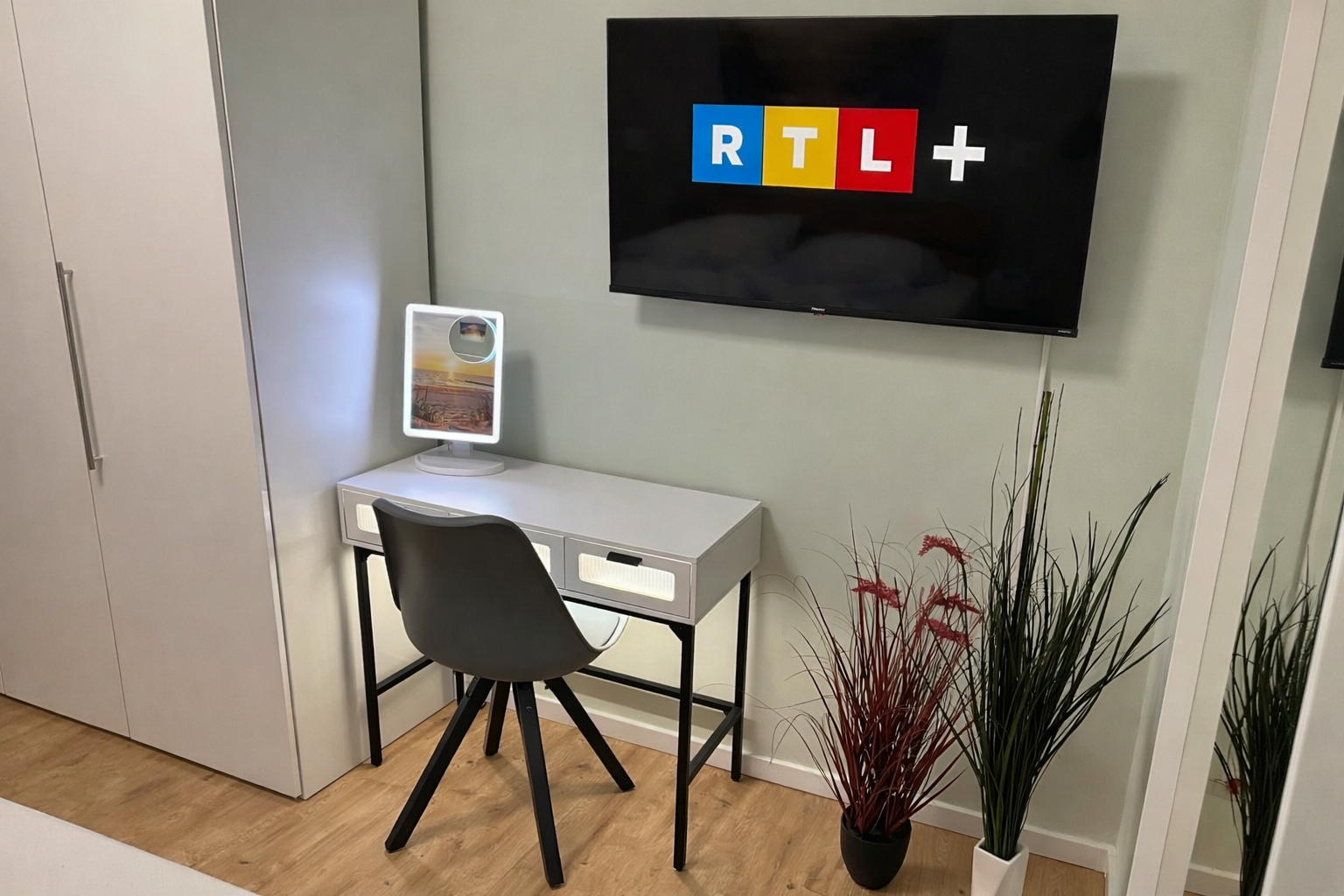 Schlafzimmer mit Schreibtisch Smart-TV Netflix Disney+ RTL+