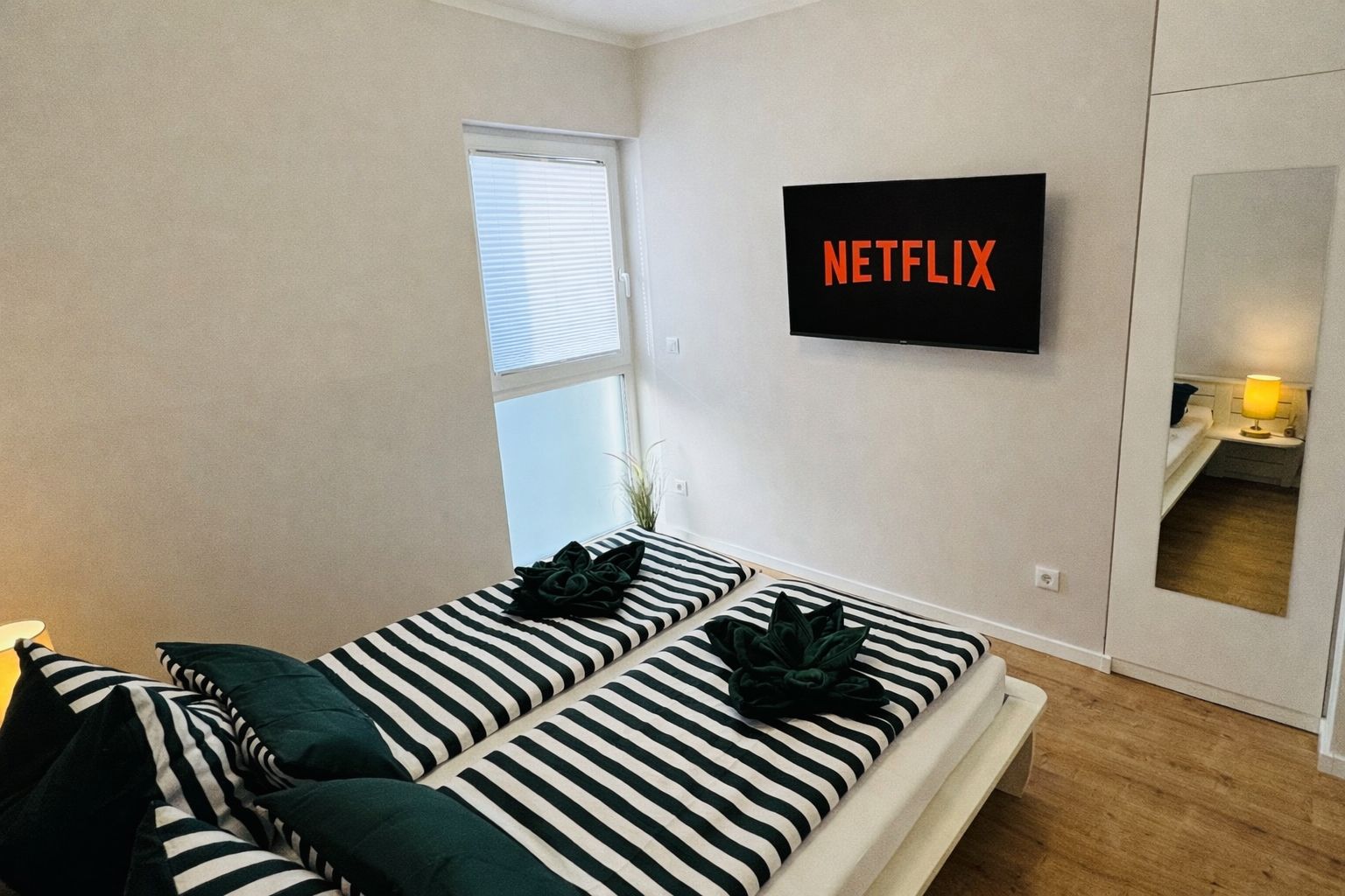 Schlafzimmer mit Smart-TV Netflix Disney+ RTL+