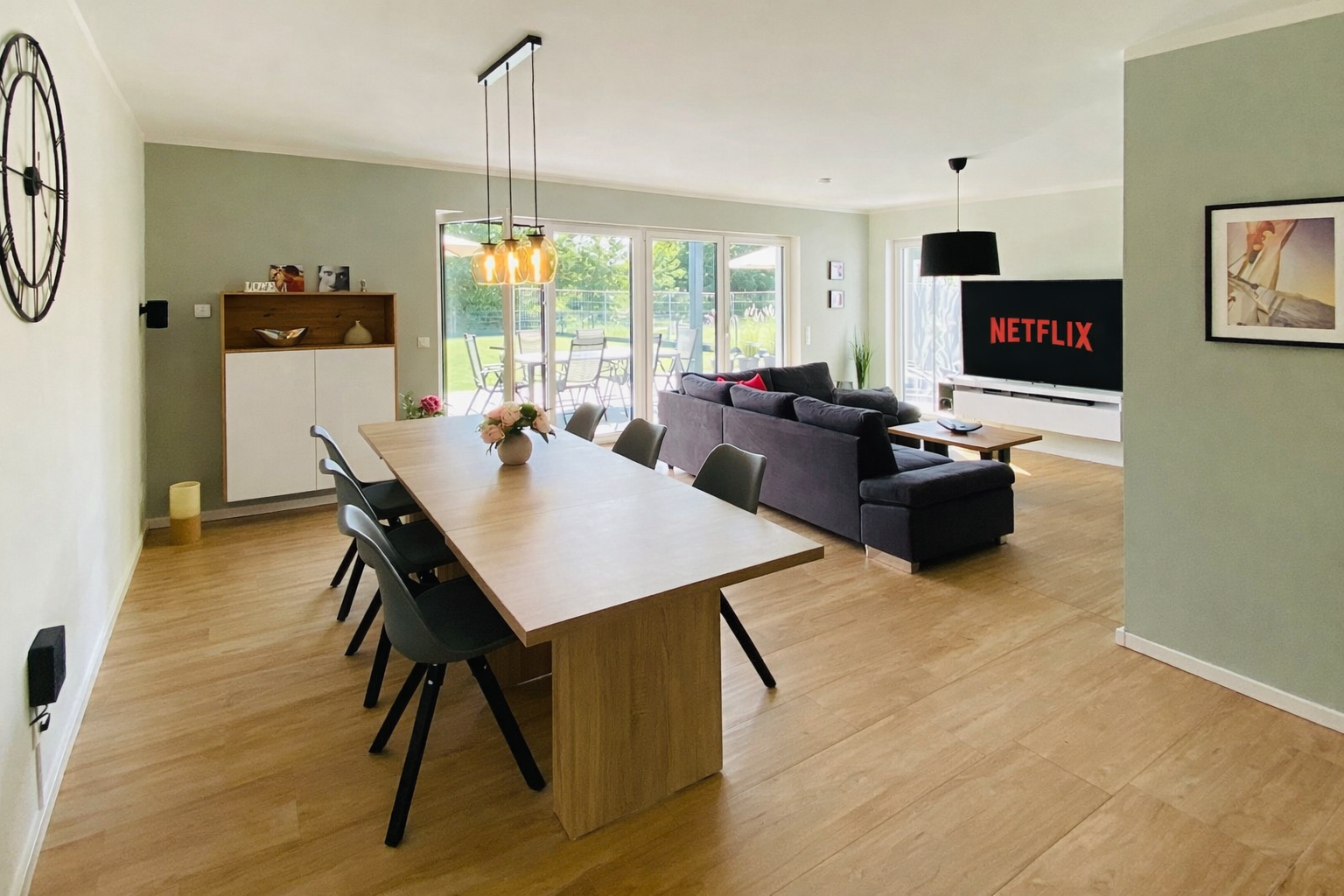 Großer Essbereich für 8 Personen mit Eckcouch und Smart-TV