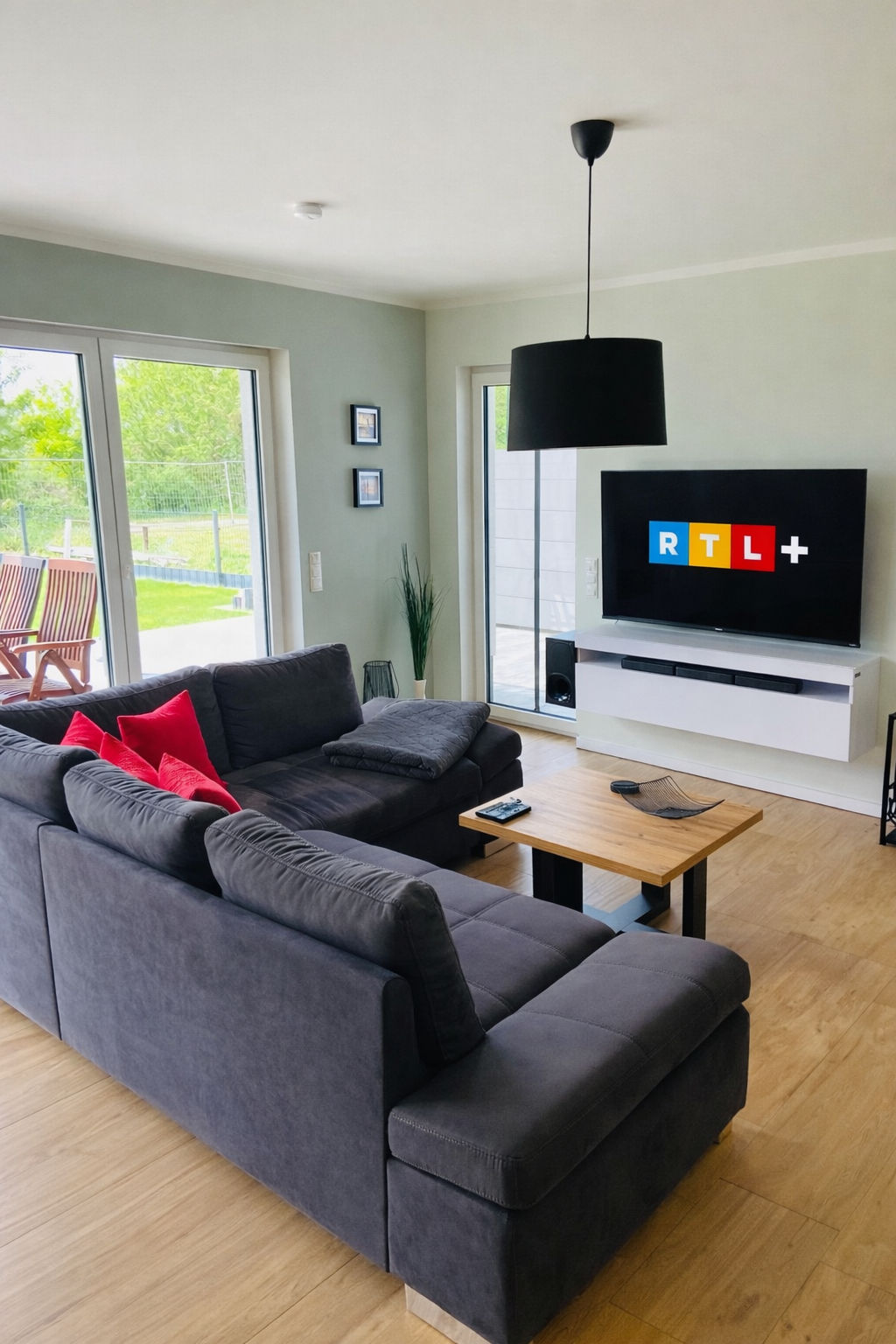 Wohnzimmer mit Smart-TV Netflix Disney+ RTL+