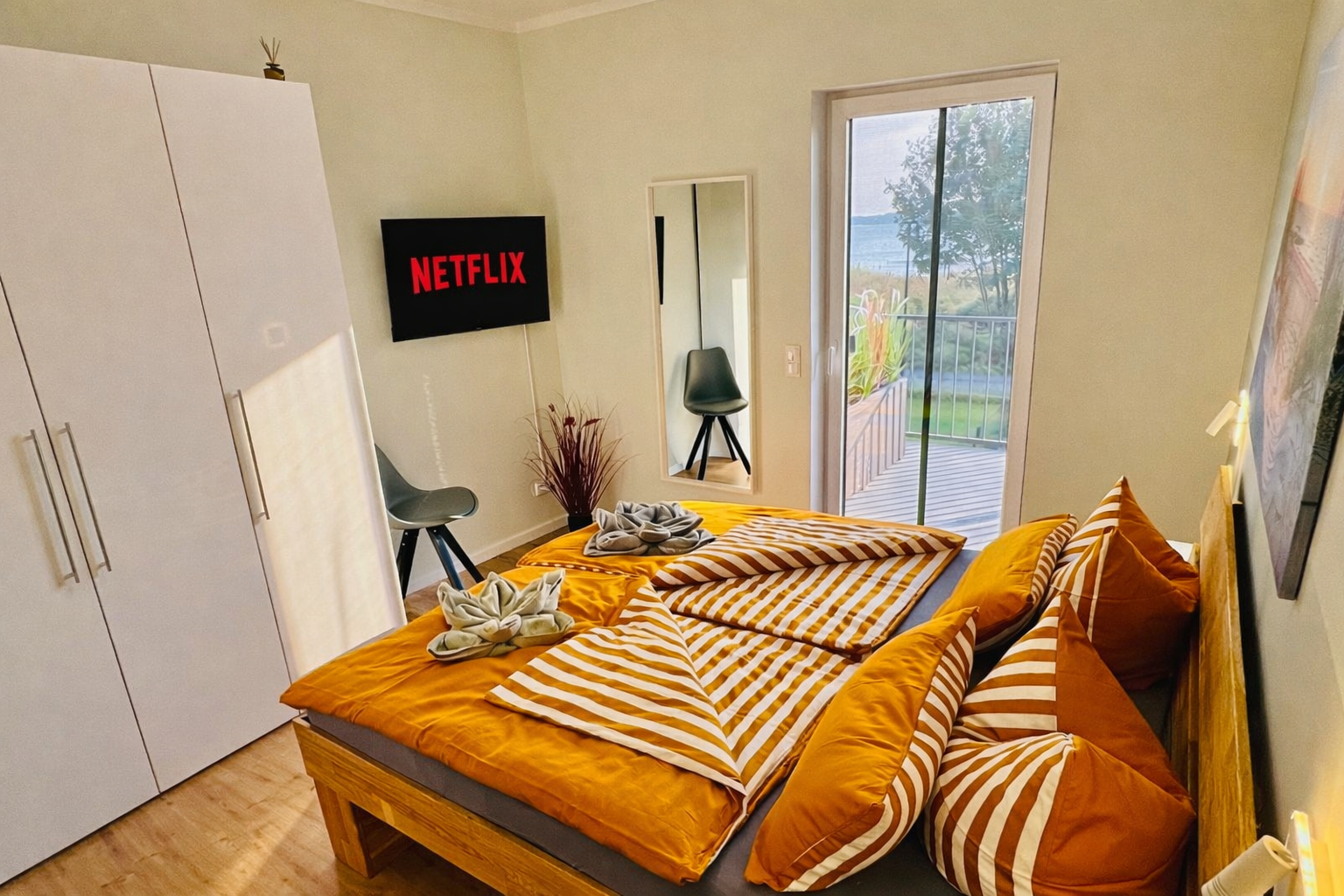 Schlafzimmer mit Smart TV Netflix Disney+ RTL+
