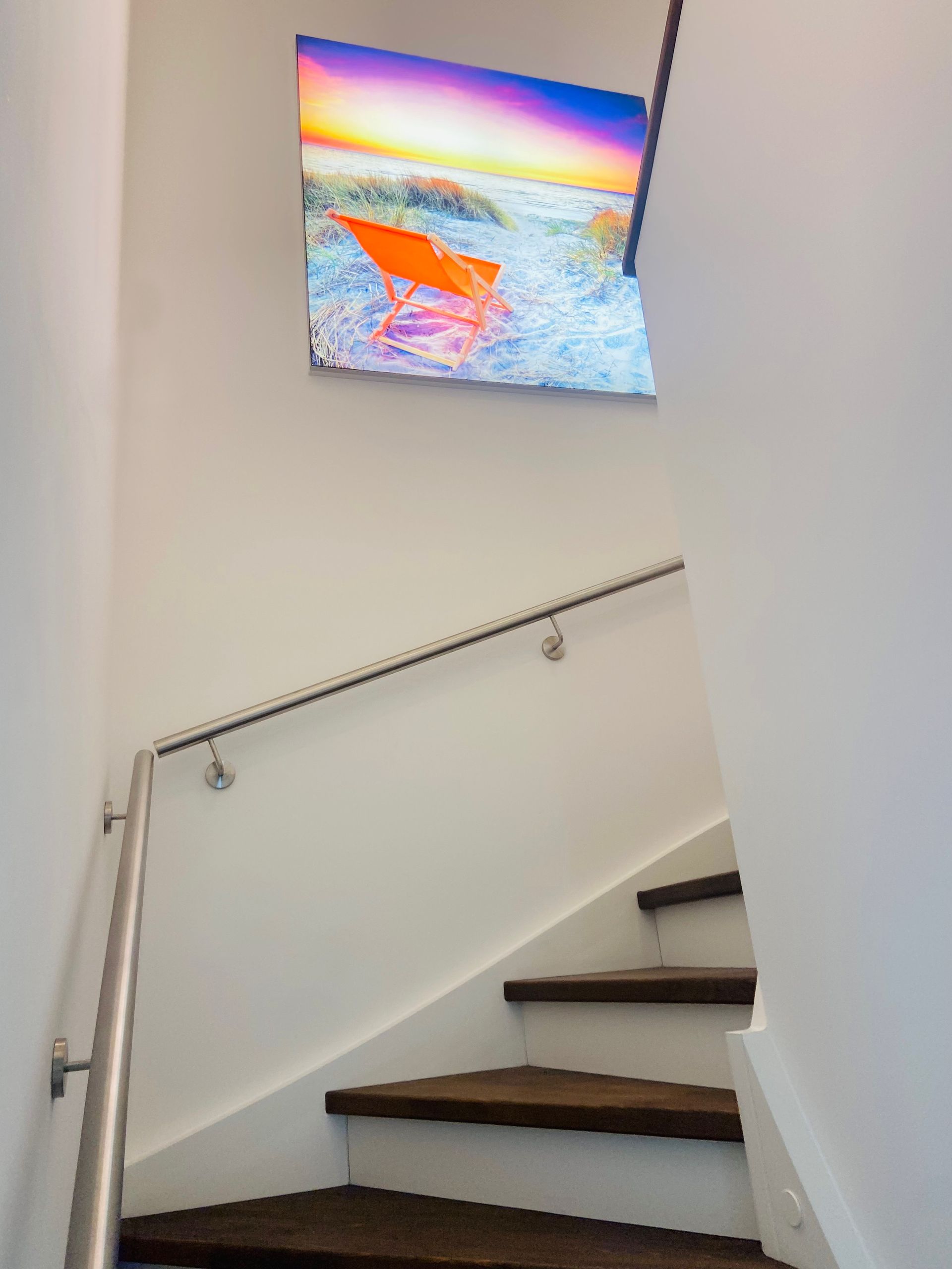 Treppenaufgang mit beleuchtetem LED-Wandbild