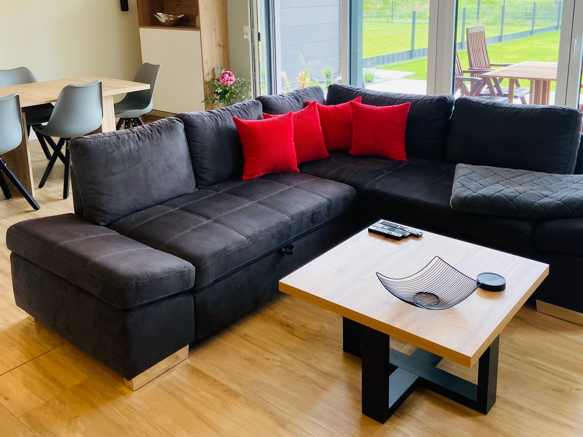 Eck-Couch mit Schlaffunktion ... eine Matratze befindet sich im Abstellraum unter der Treppe