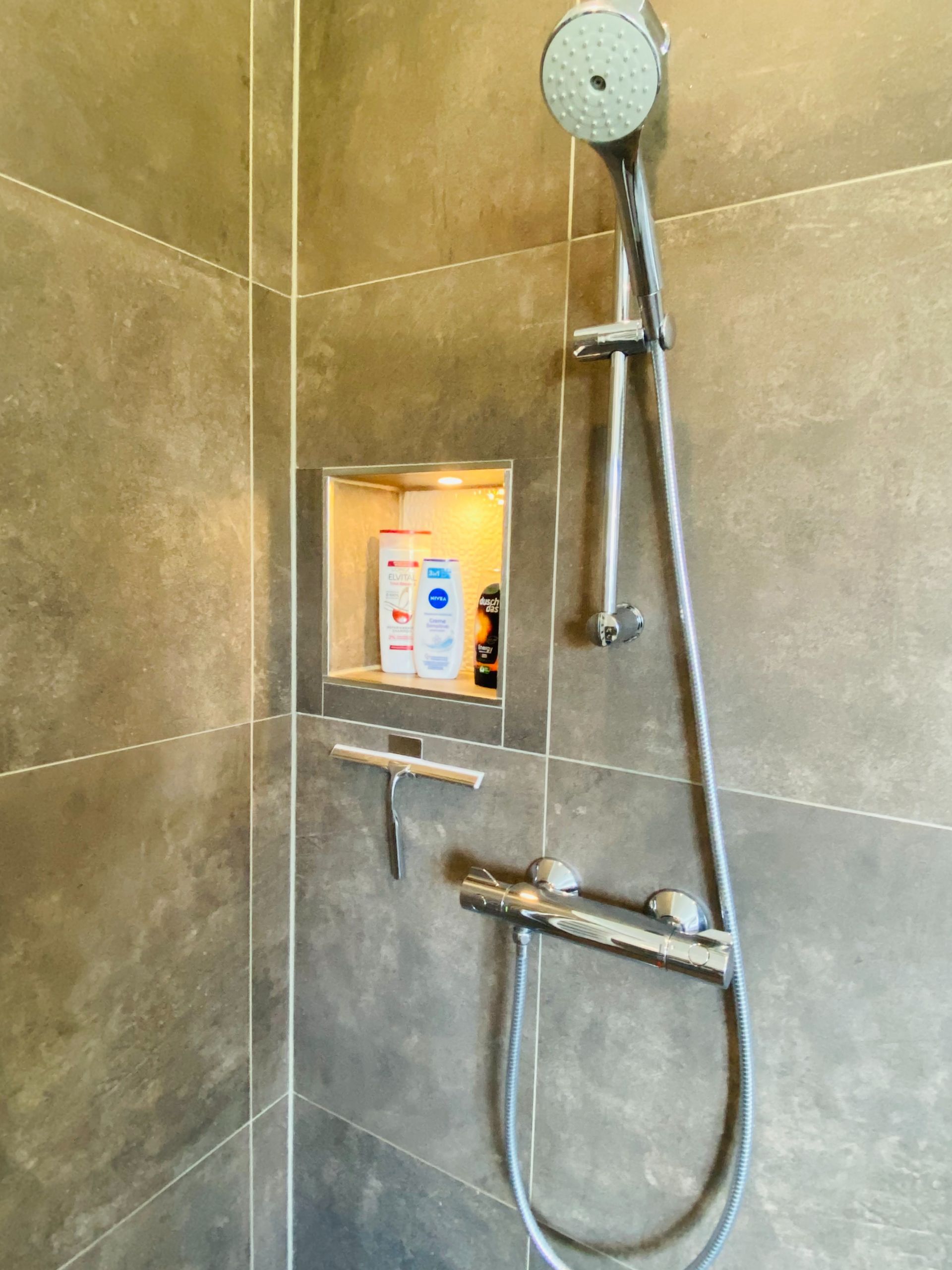 Beleuchtete Ablage in der Dusche im Obergeschoss