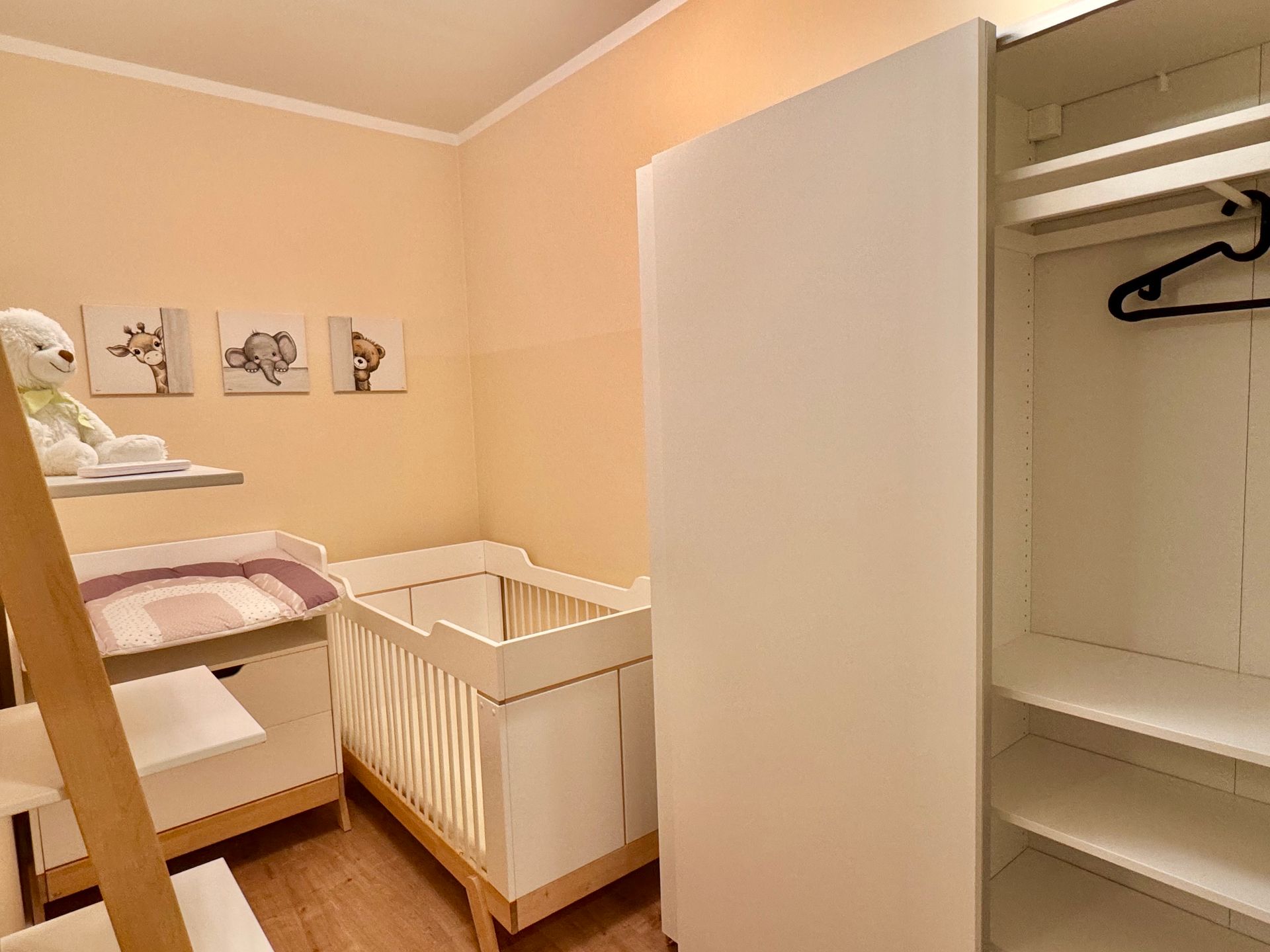 extra Kleinkindbereich mit Wickelkommode am Familien-Schlafzimmer
