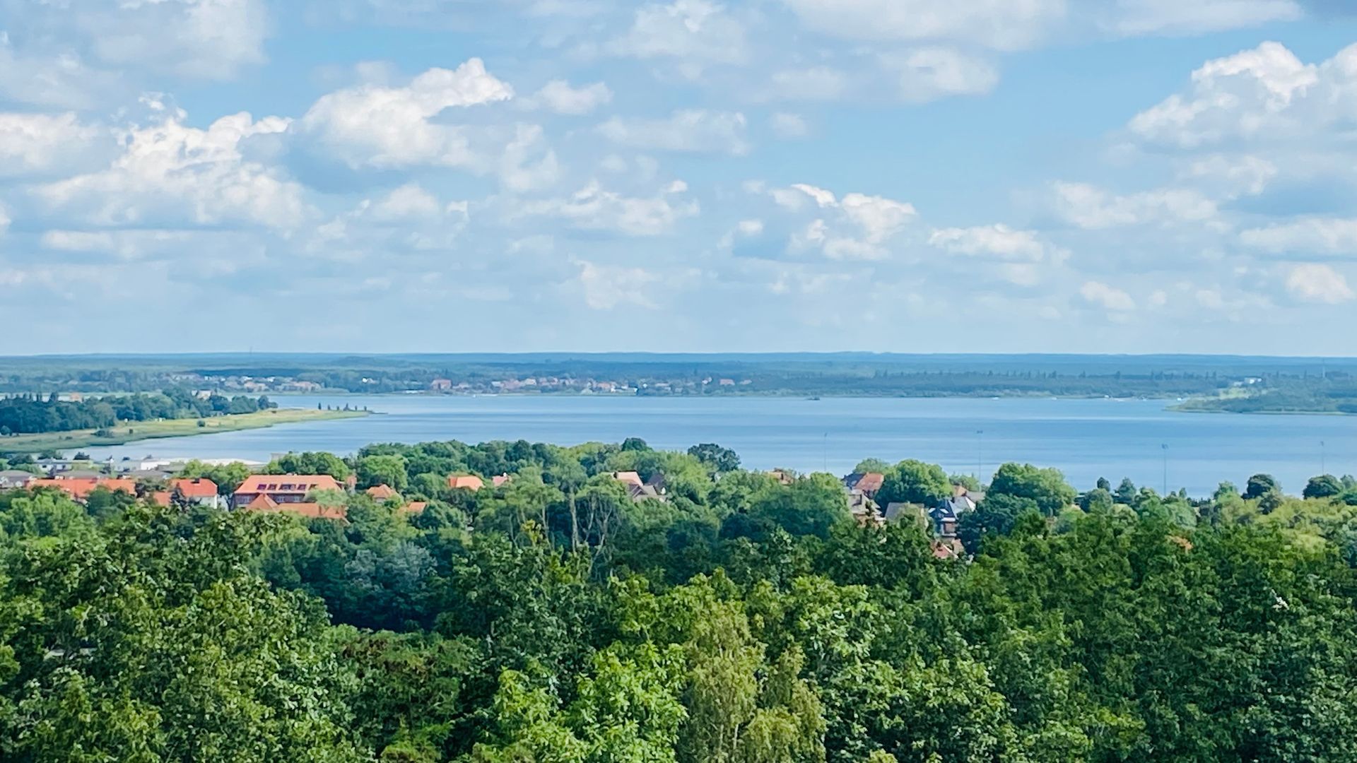 Der große Goitzschesee mit Blick vom Bitterfelder Bogen