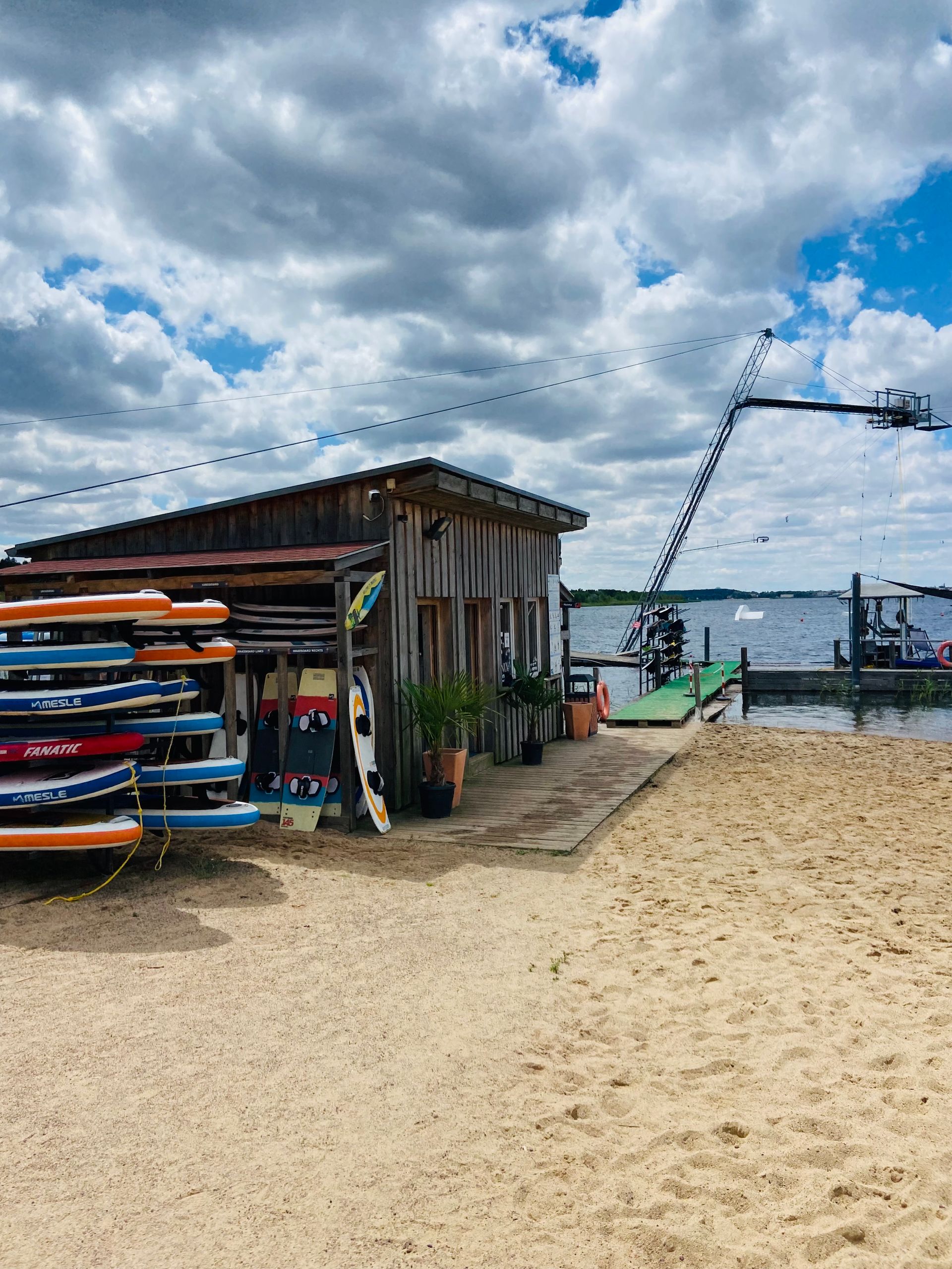 Wasserpark mit Wakeboard-Anlage in Pouch