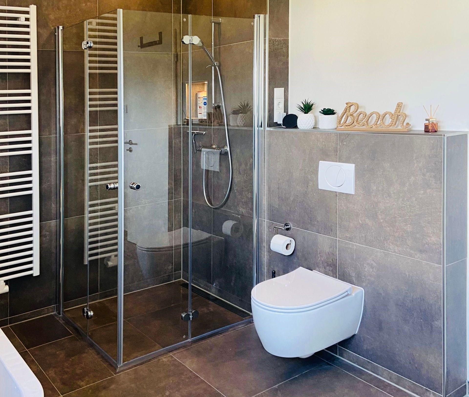 Große Eck-Dusche mit beleuchteter Ablage